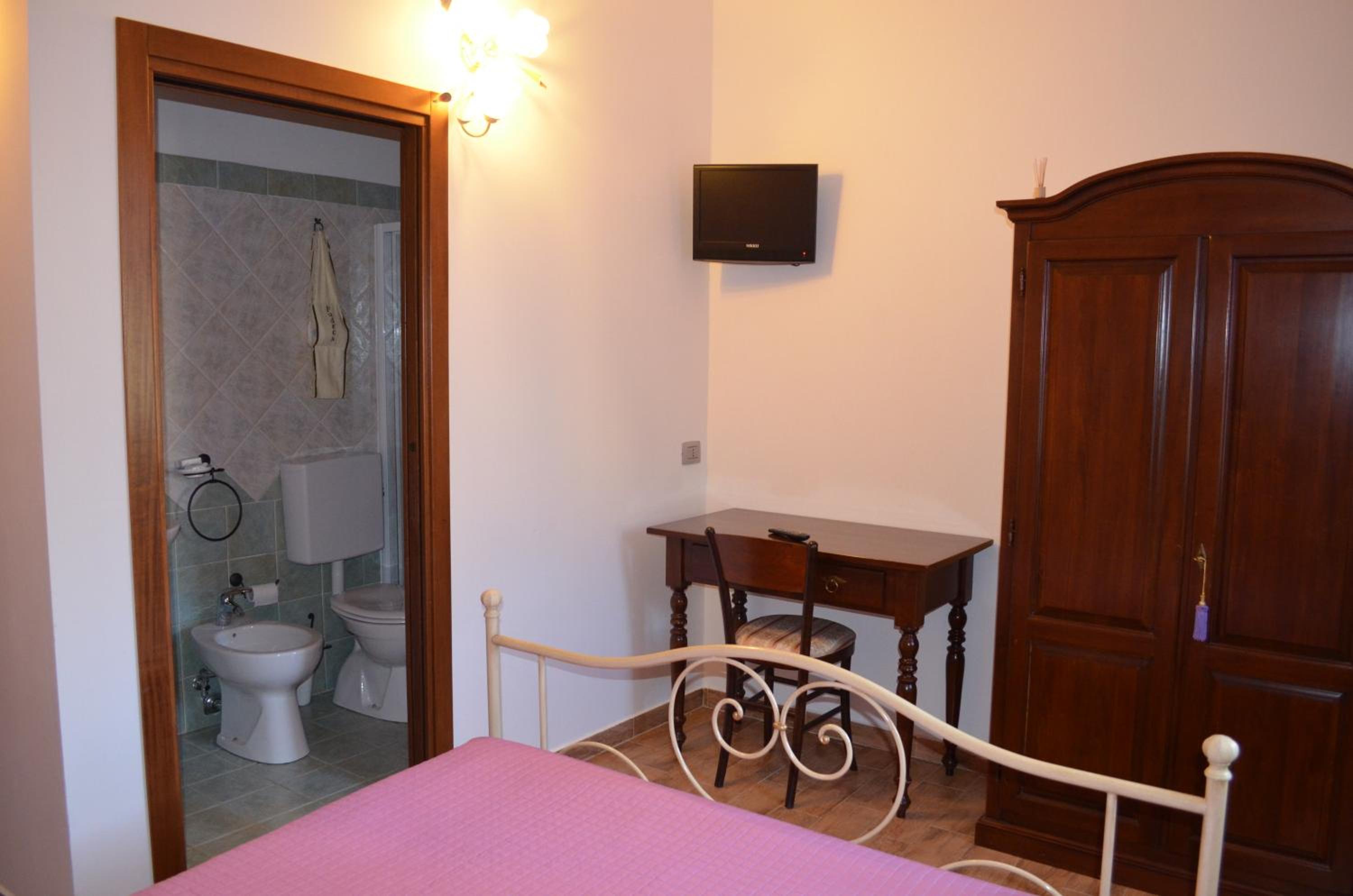 Double Room with Private Bathroom - Photo 1