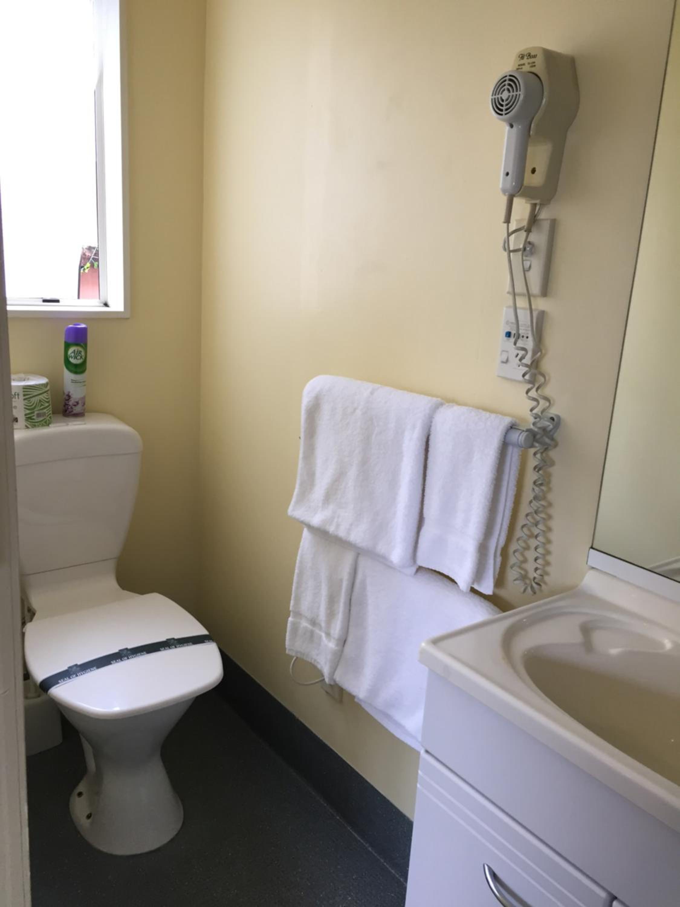 Standard Queen Room - Photo 13