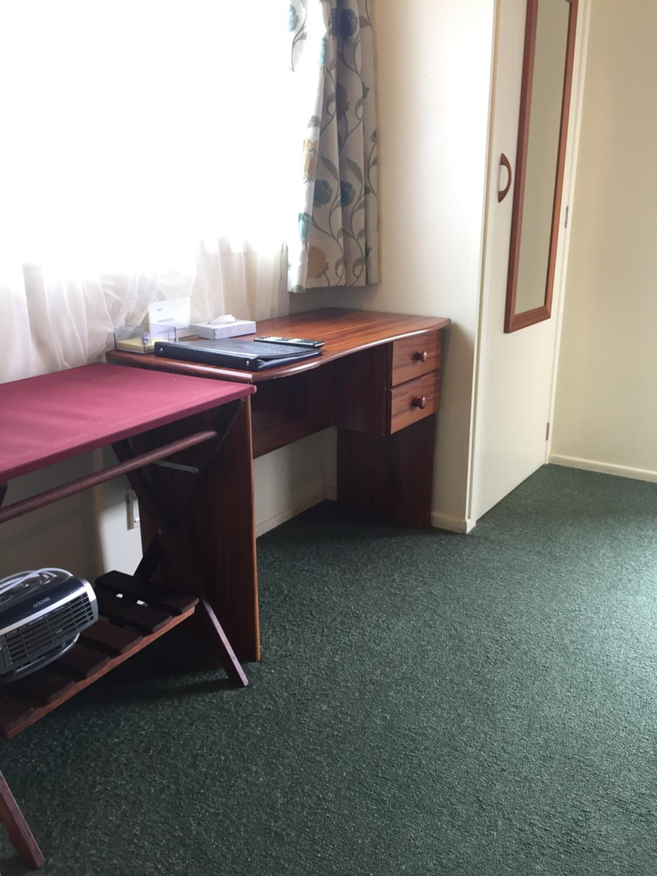 Standard Queen Room - Photo 8