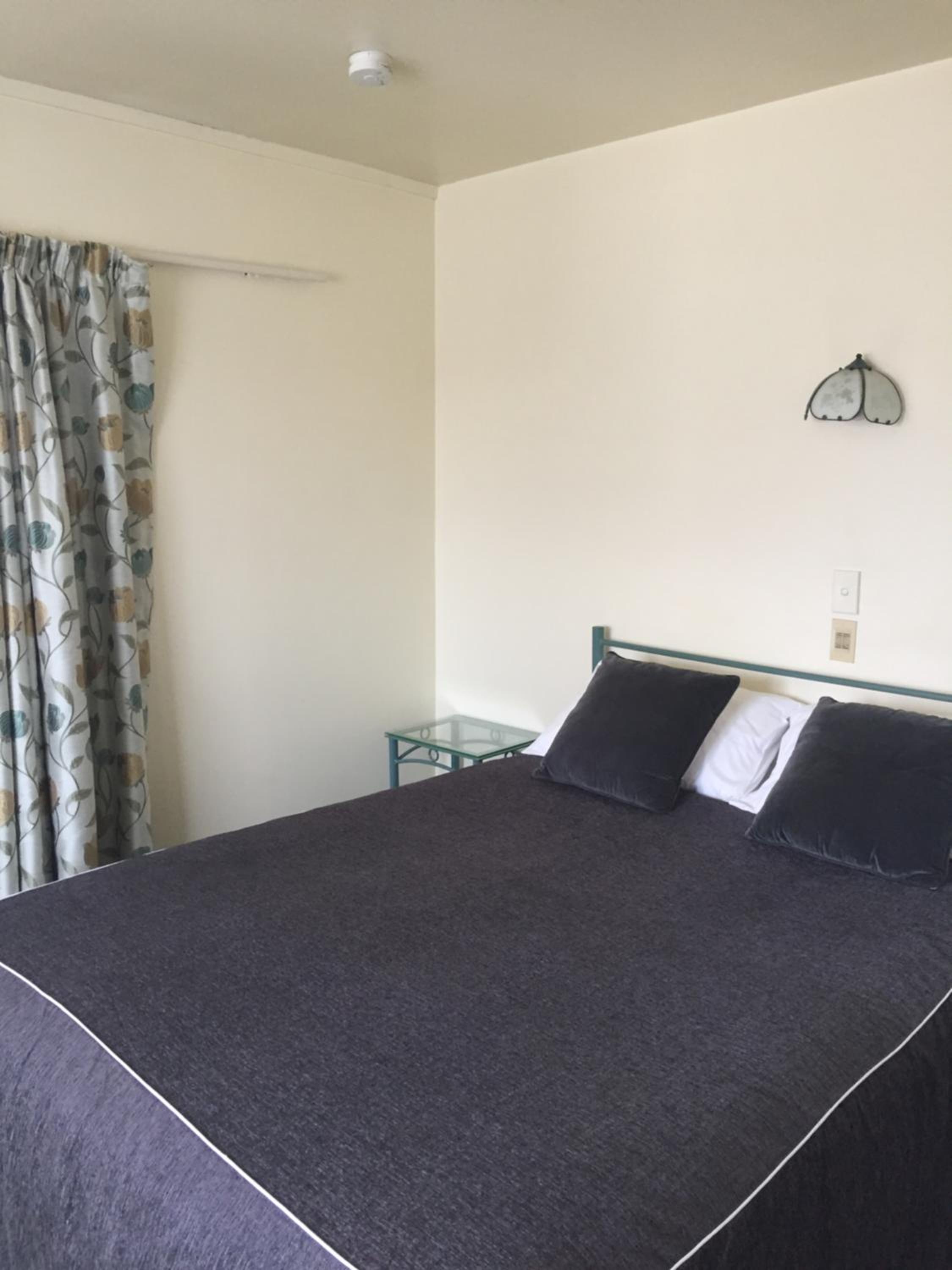 Standard Queen Room - Photo 7