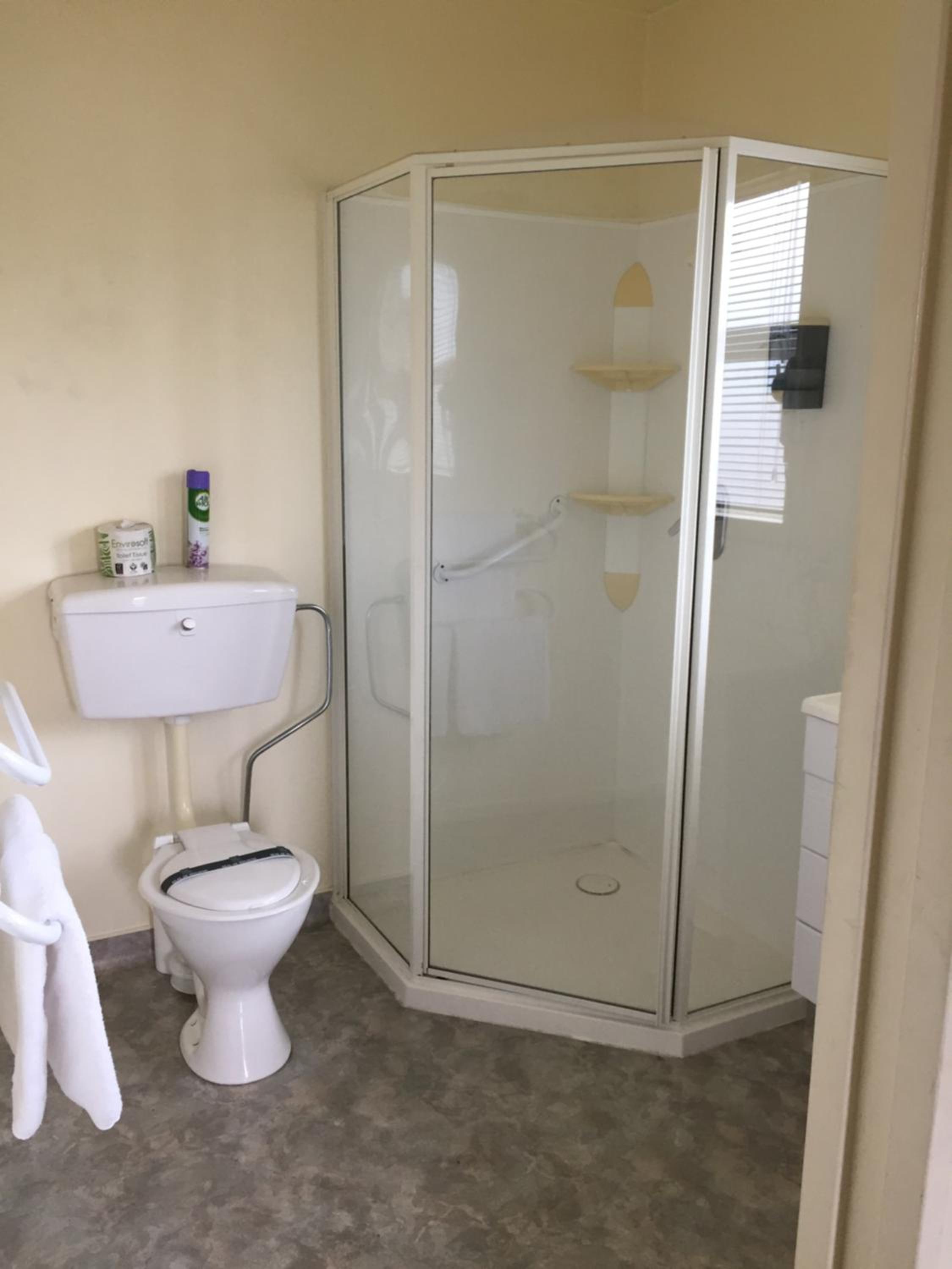 Standard Queen Room - Photo 9