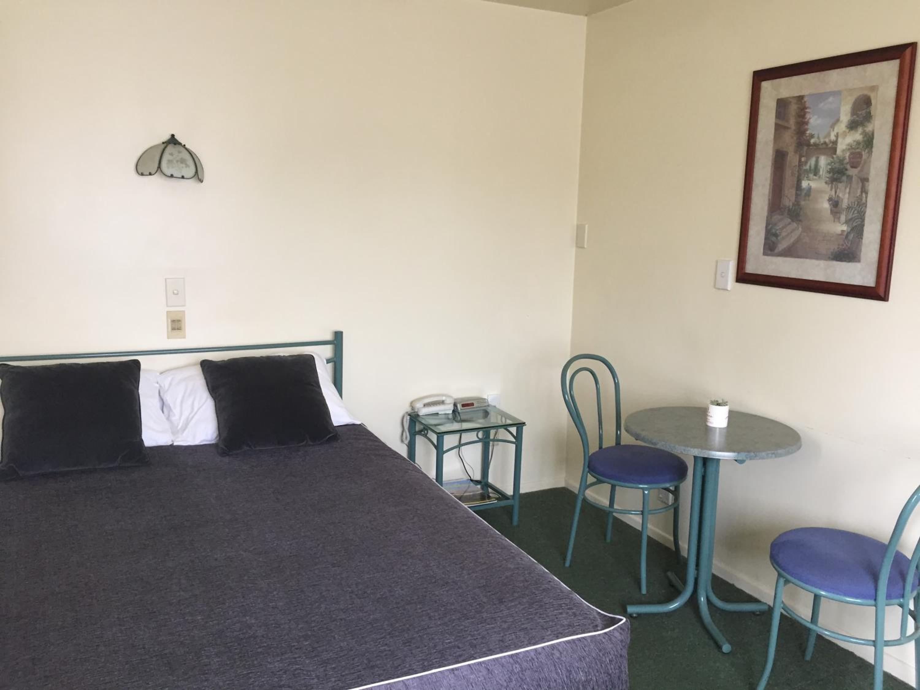 Standard Queen Room - Photo 10