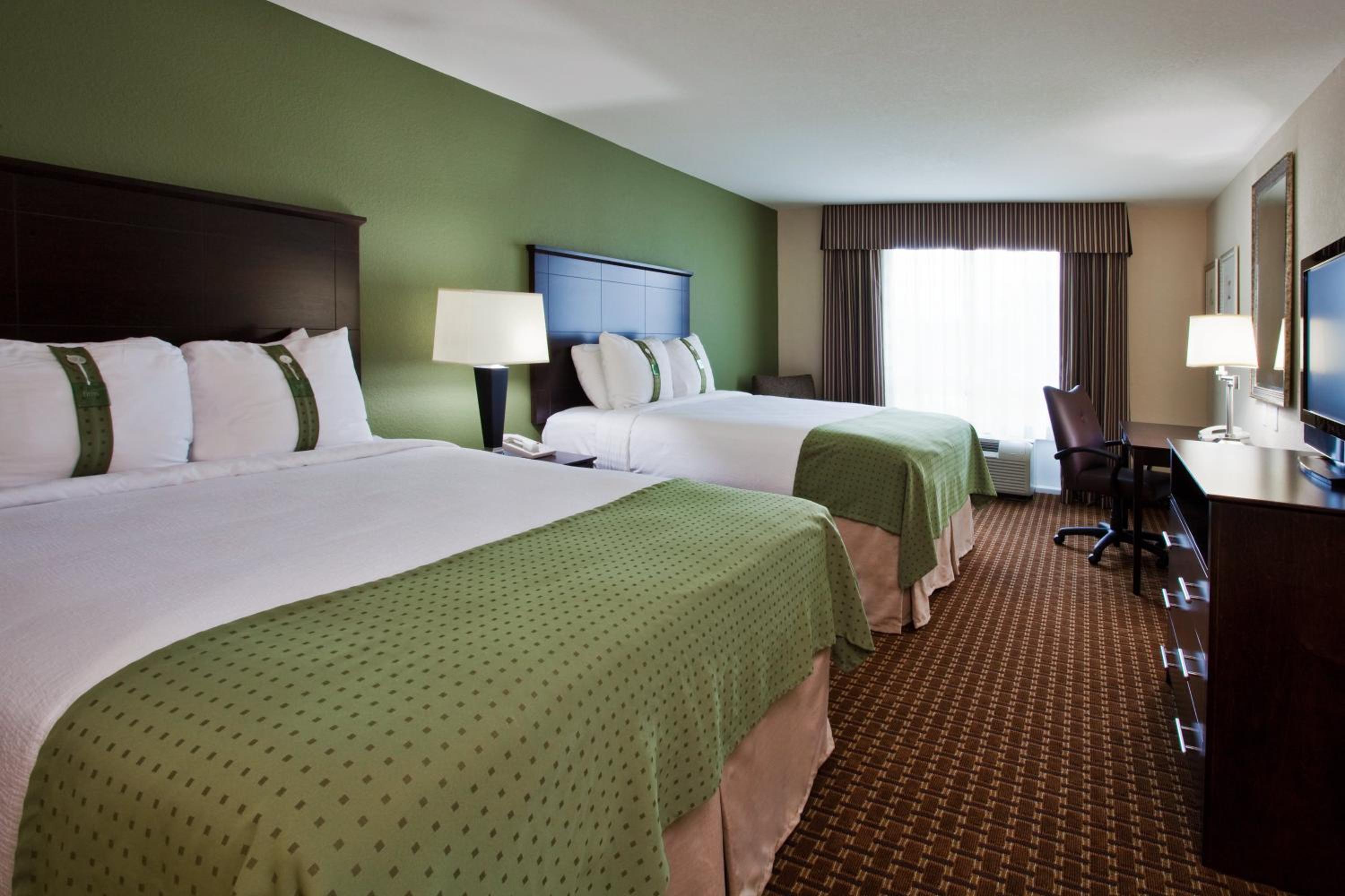 Standard Room with Two Queen Beds - Photo 1