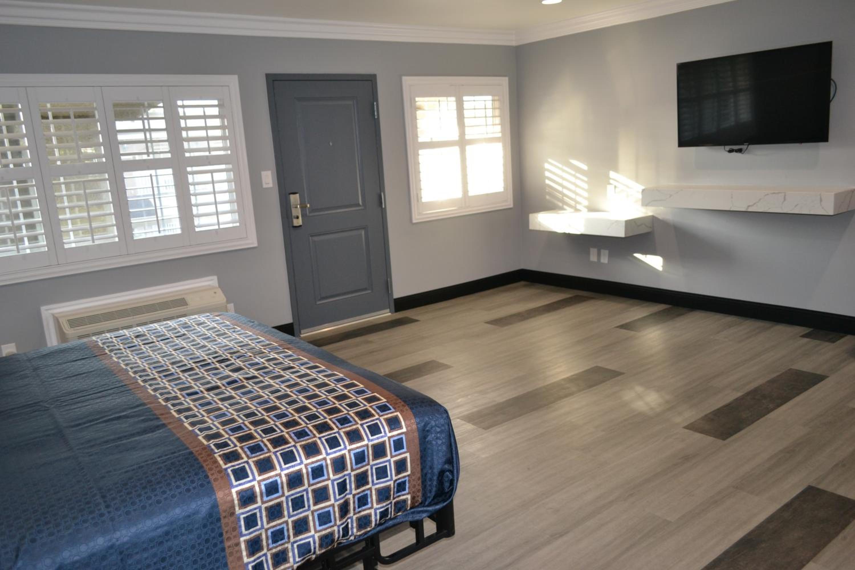 King Room with Two King Beds - Non-Smoking - Photo 4