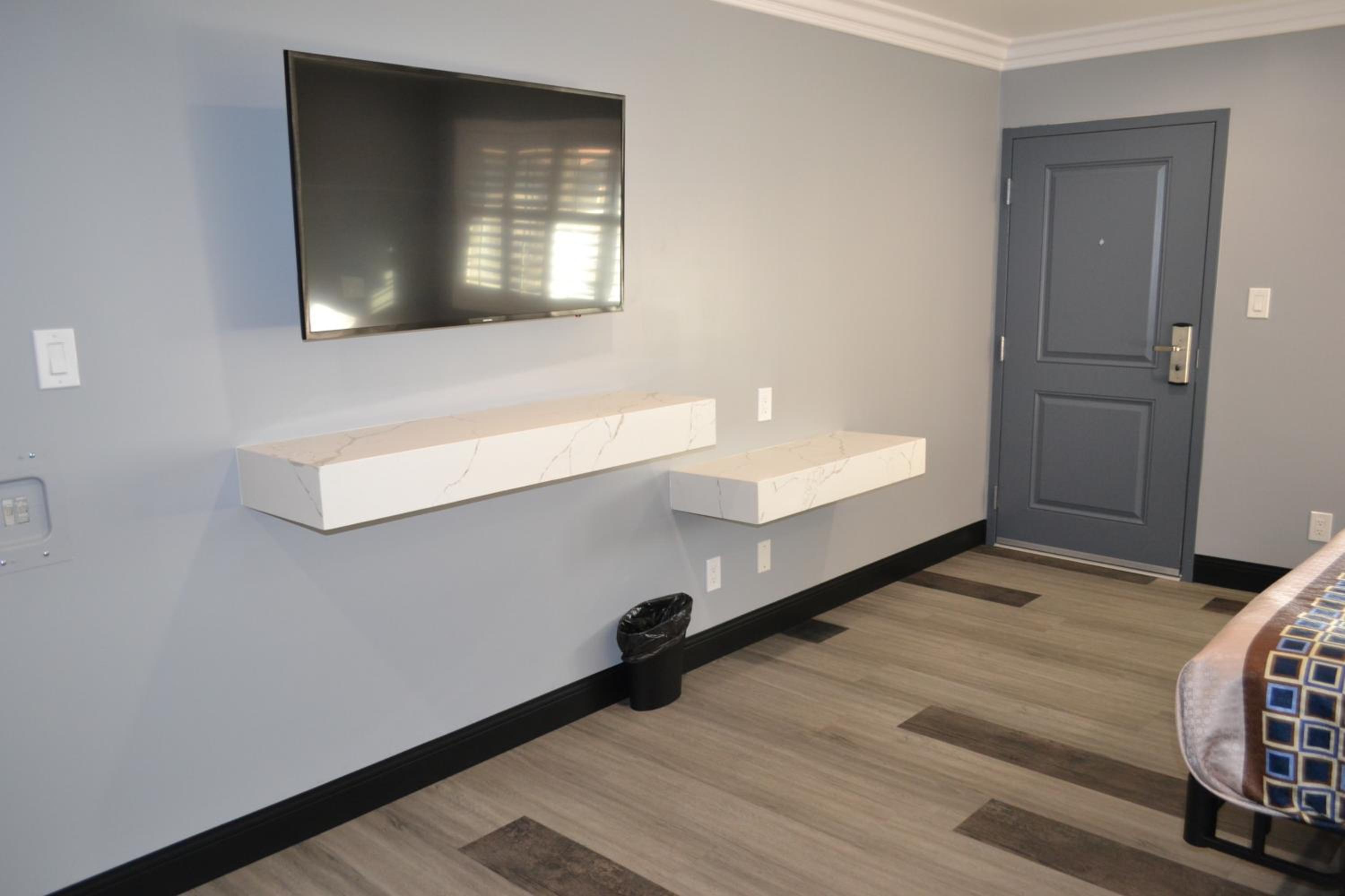 King Room - Non-Smoking - Photo 7