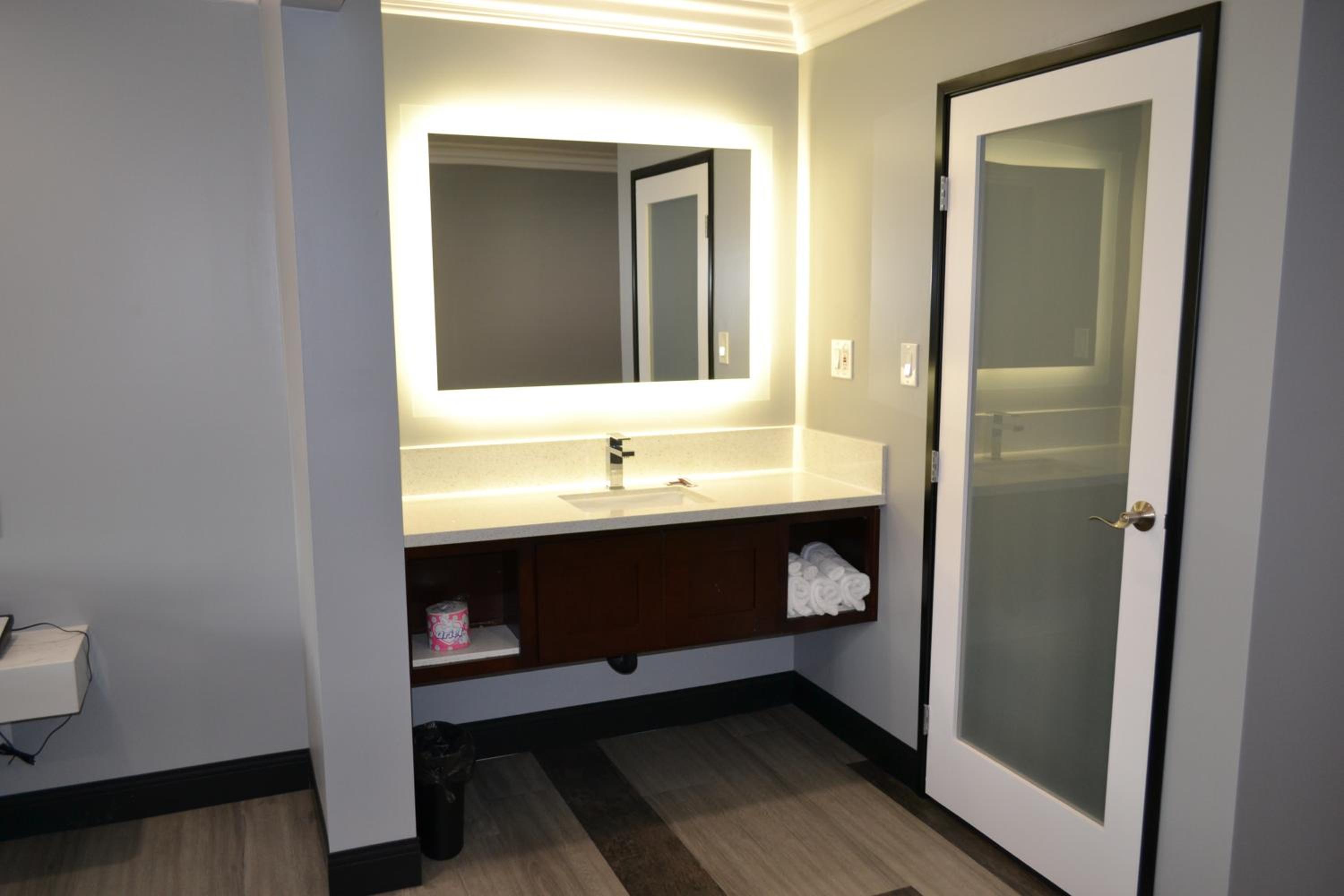 King Room - Non-Smoking - Photo 2