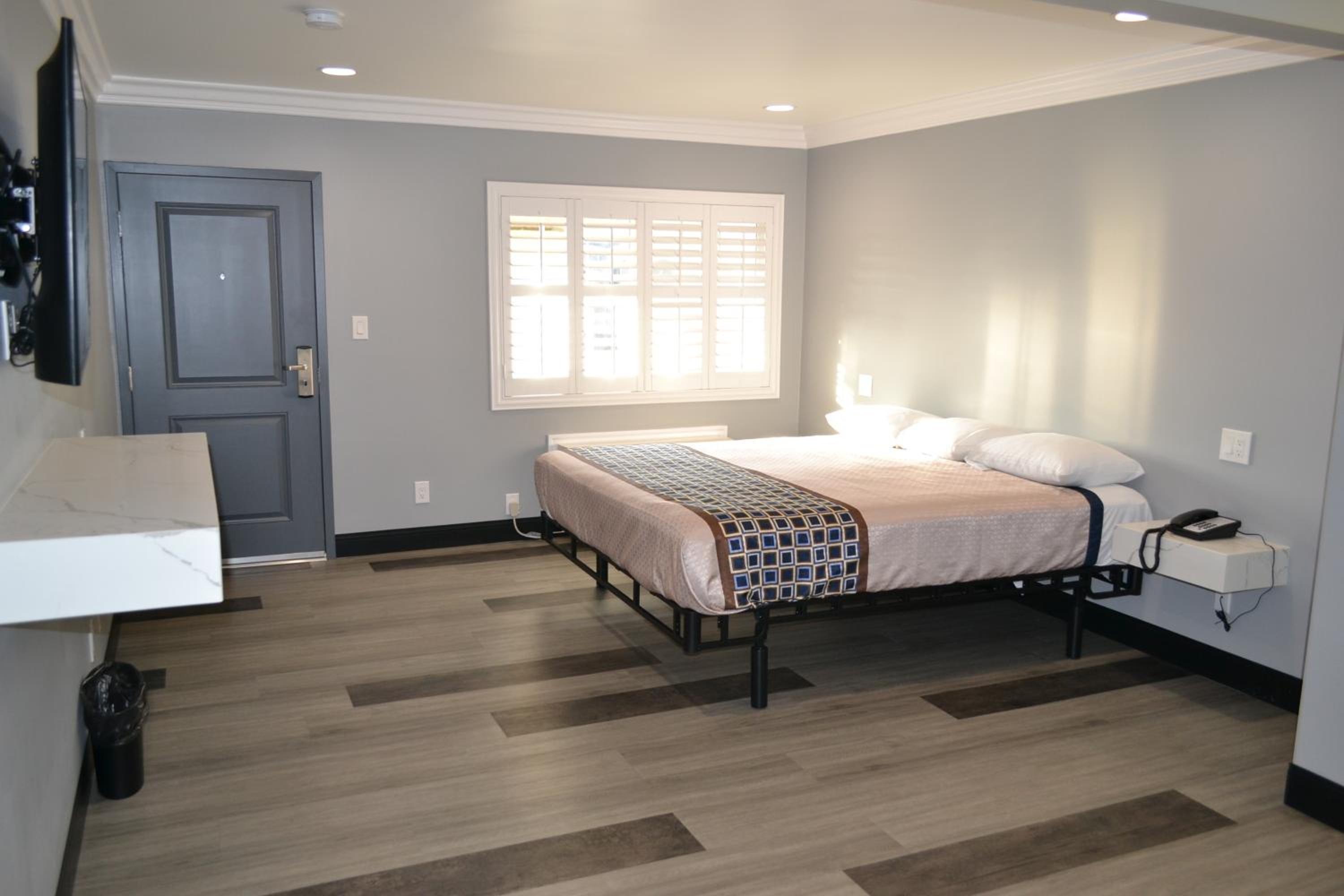 King Room - Non-Smoking - Photo 4