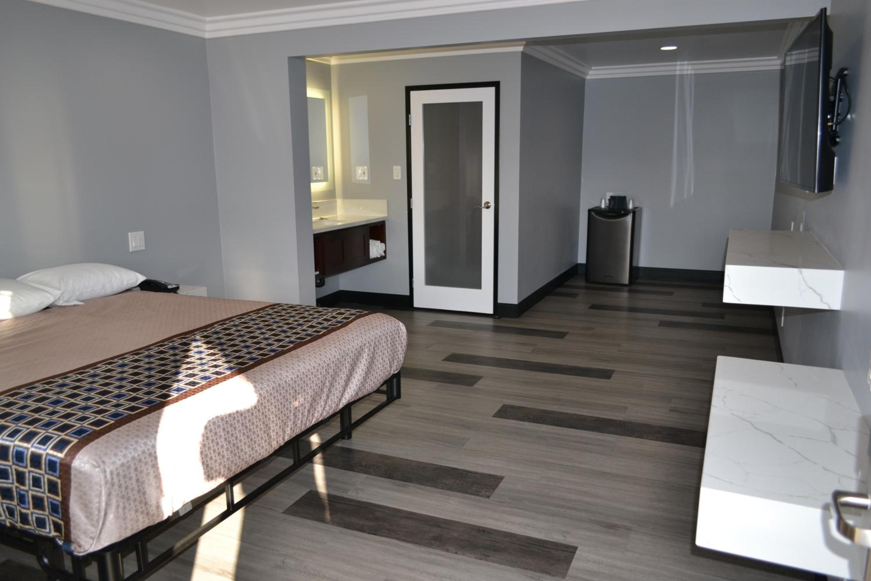 King Room - Non-Smoking - Photo 1