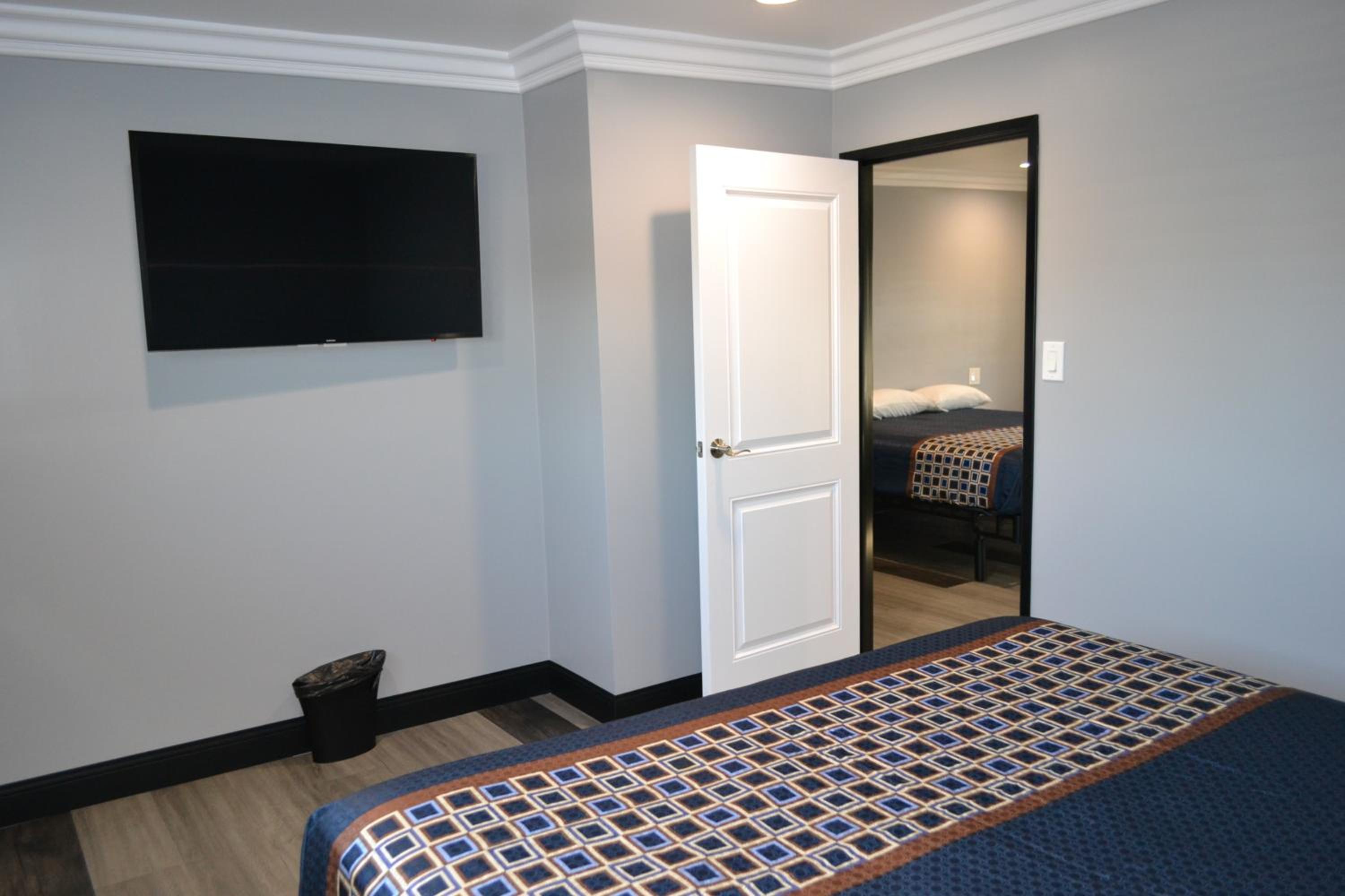 King Room with Two King Beds - Non-Smoking - Photo 3