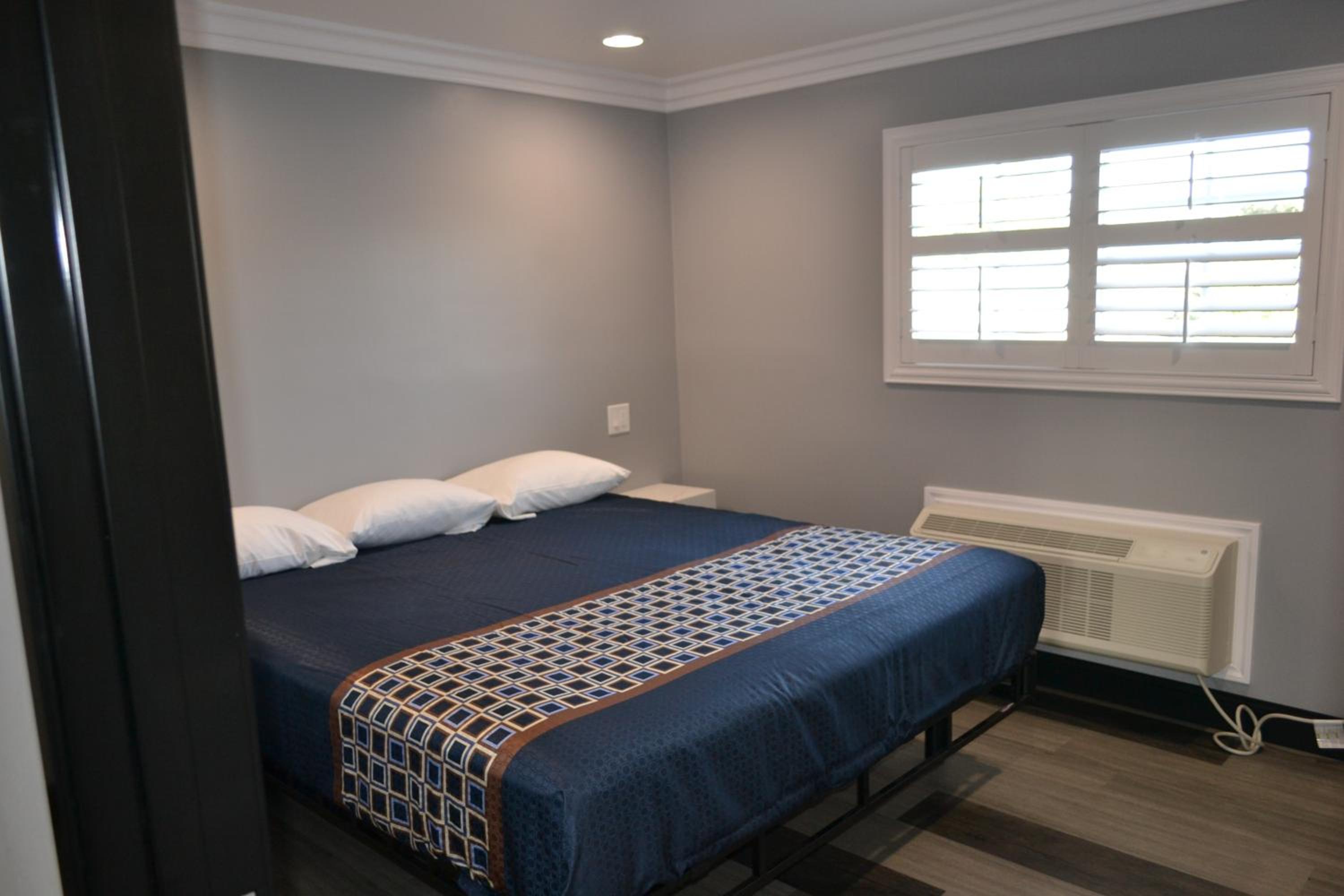 King Room with Two King Beds - Non-Smoking - Photo 6