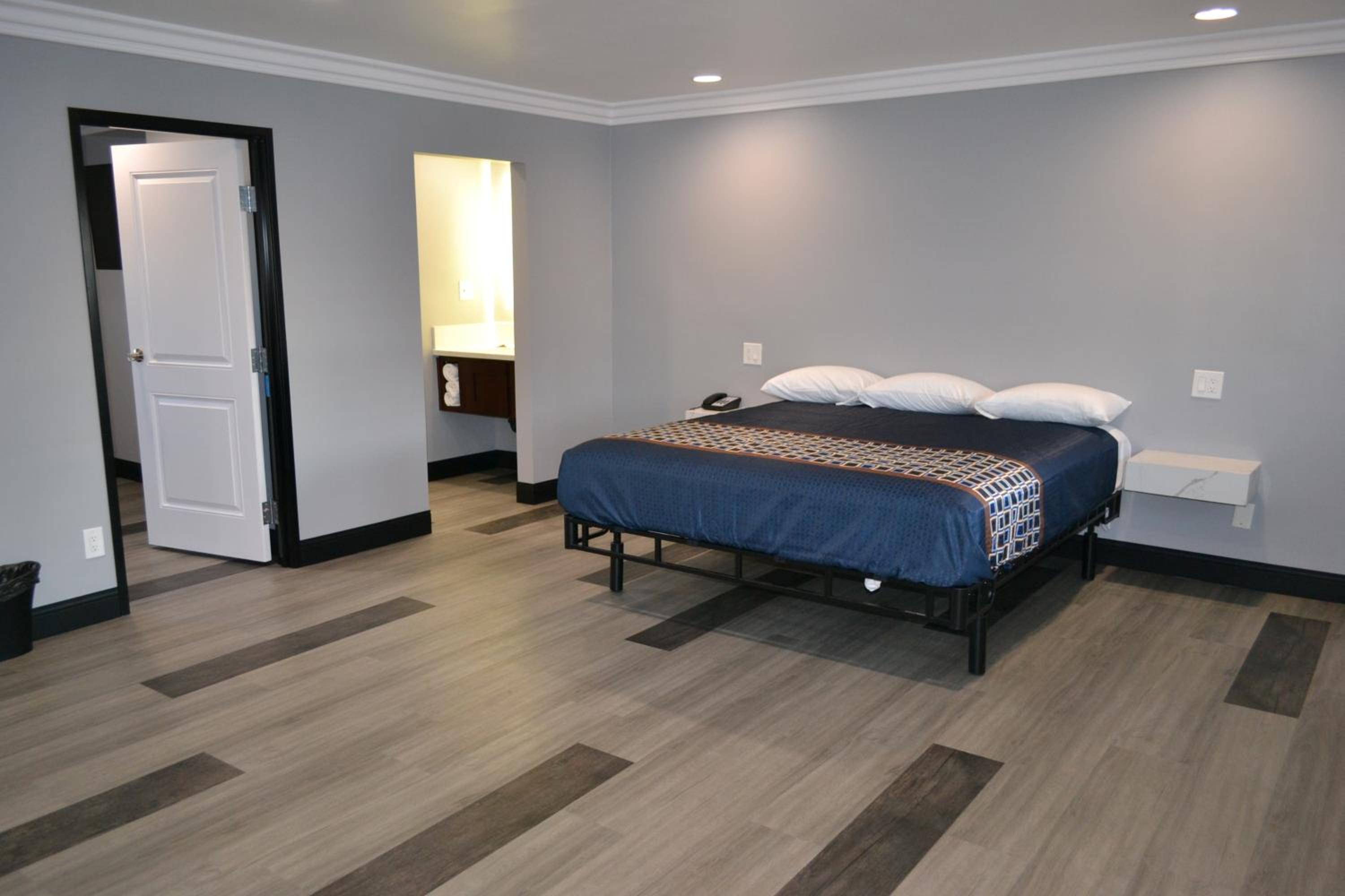 King Room with Two King Beds - Non-Smoking - Photo 5