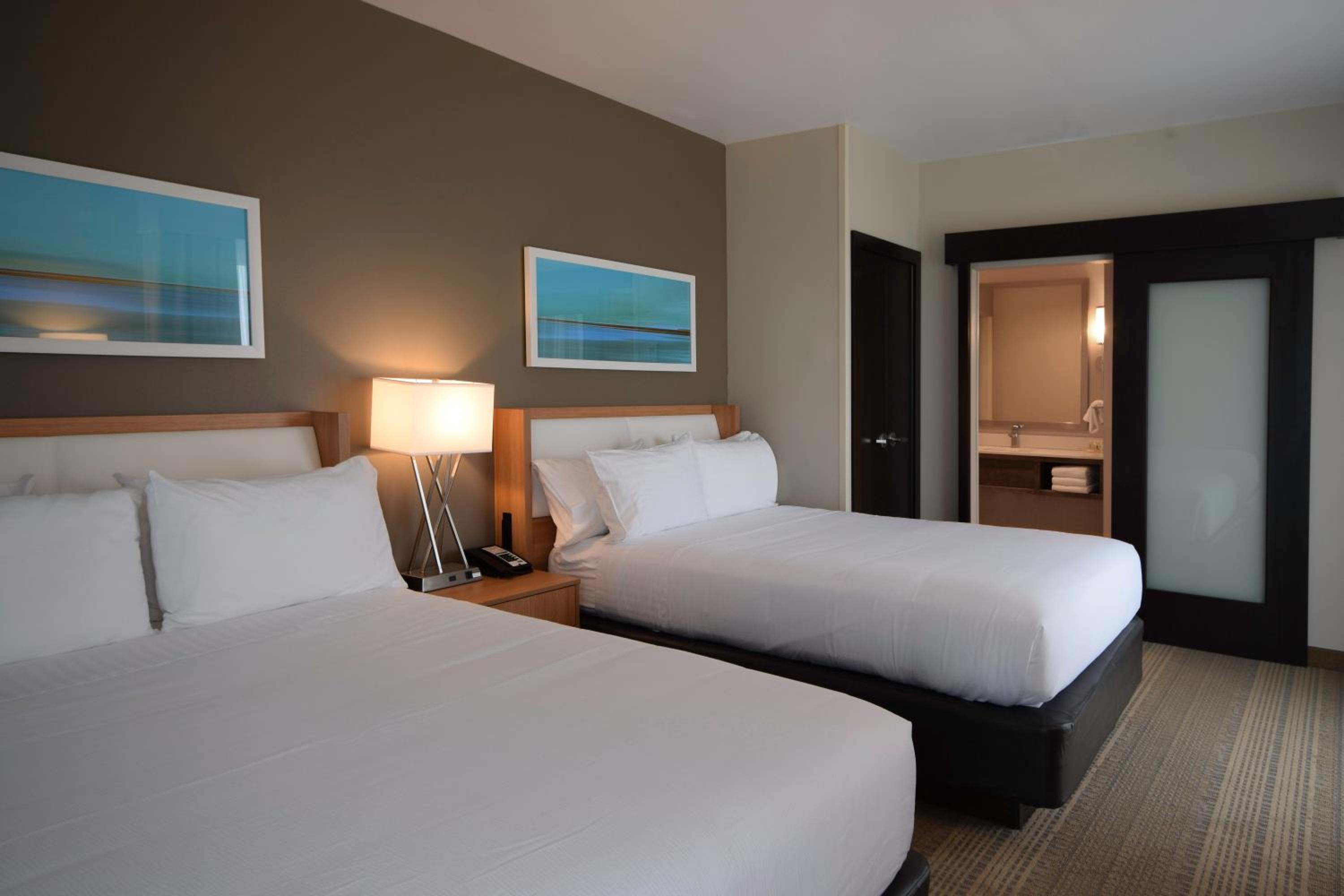 One-Bedroom Queen Suite