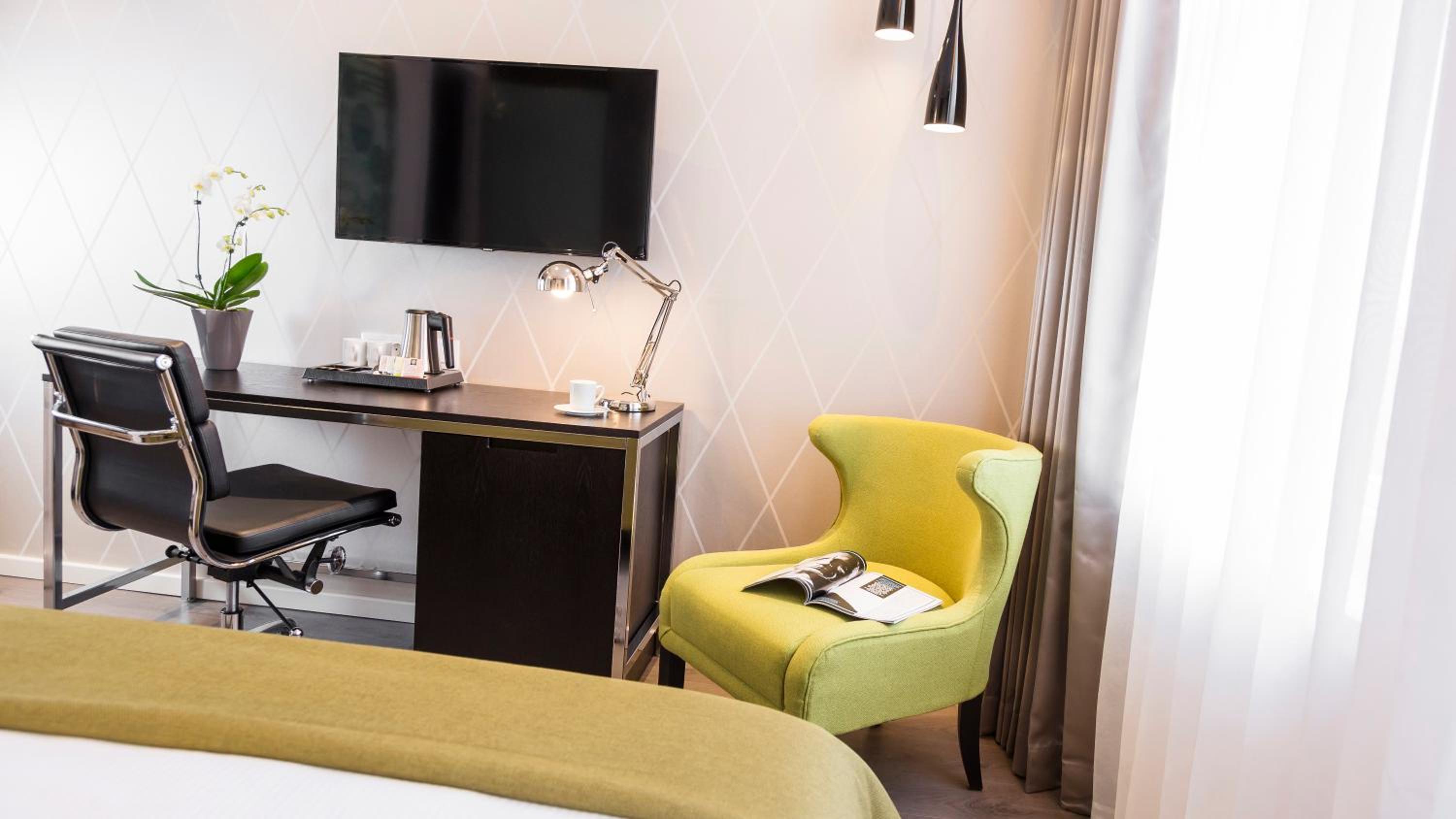 Premium Twin Room thumbnail 5