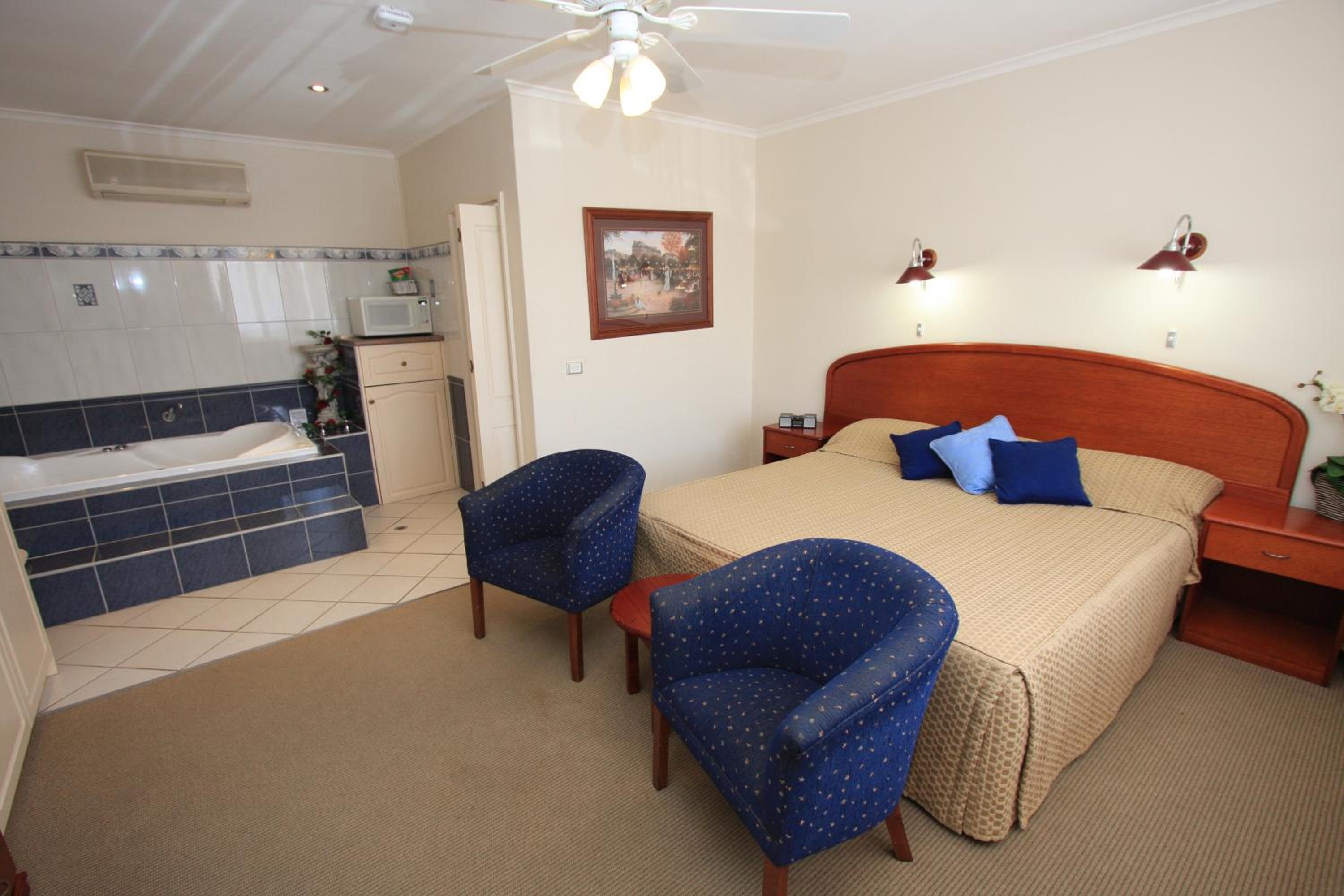 One-Bedroom Suite - Photo 2