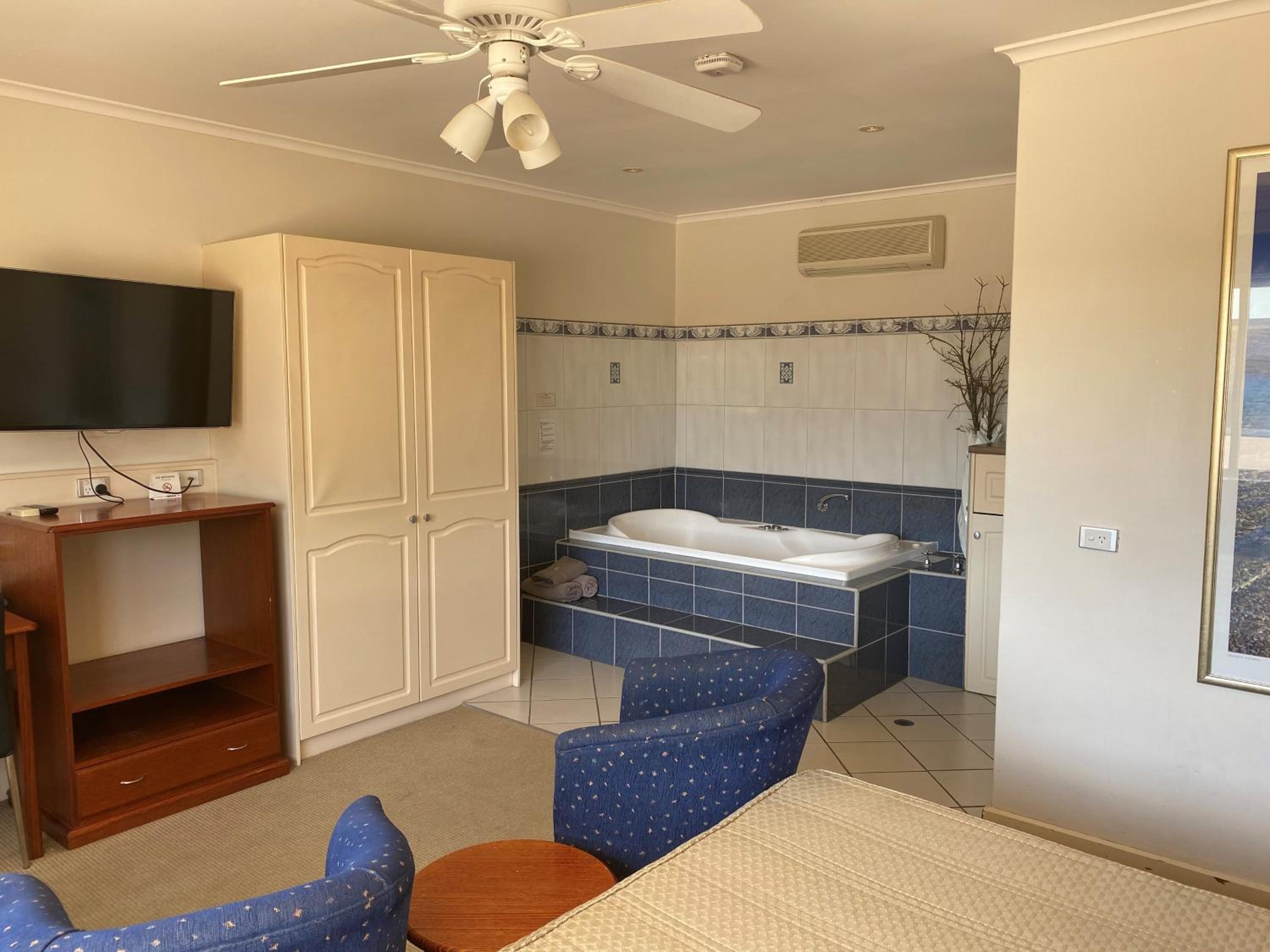 One-Bedroom Suite - Photo 6