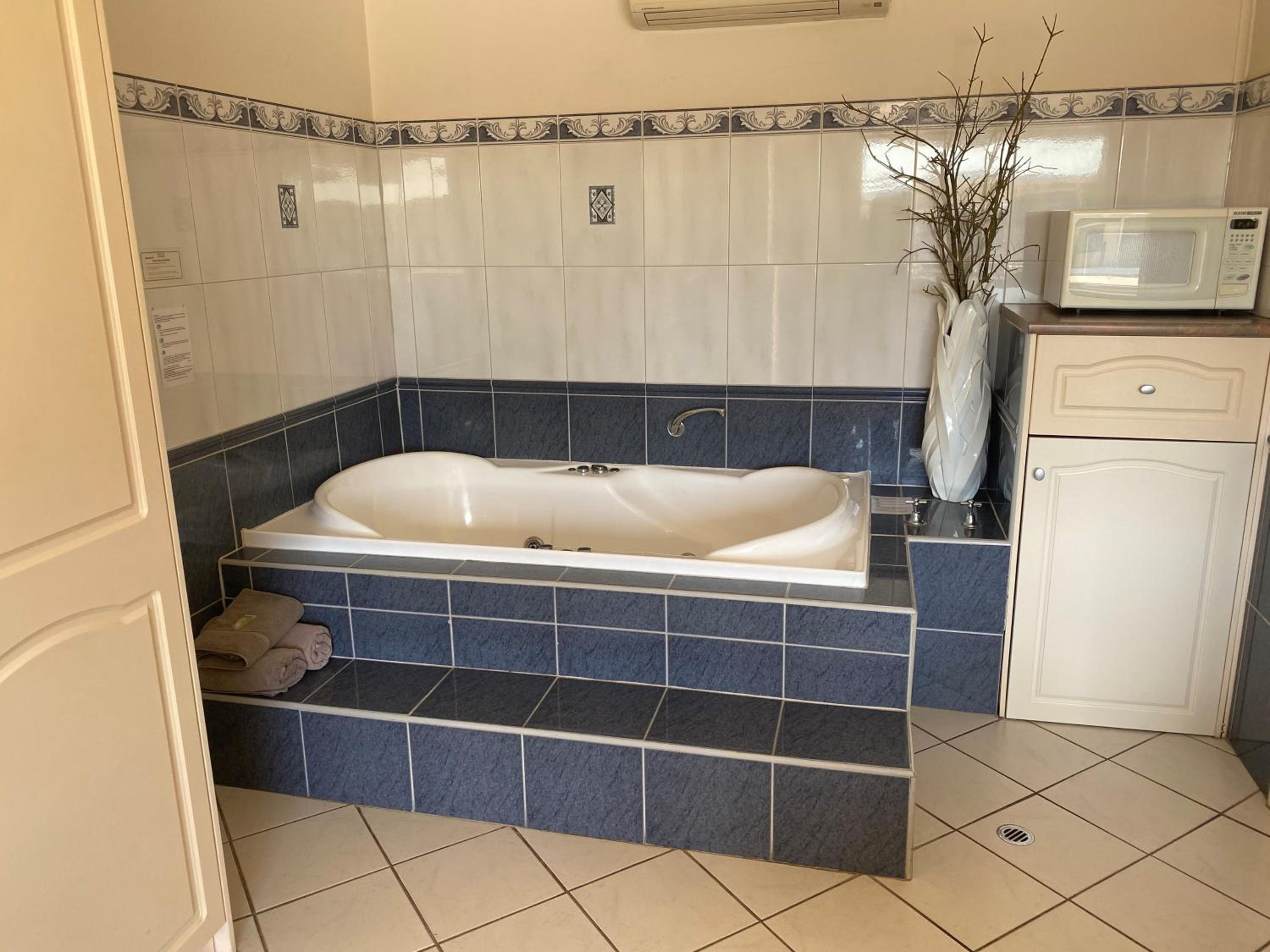 One-Bedroom Suite - Photo 7