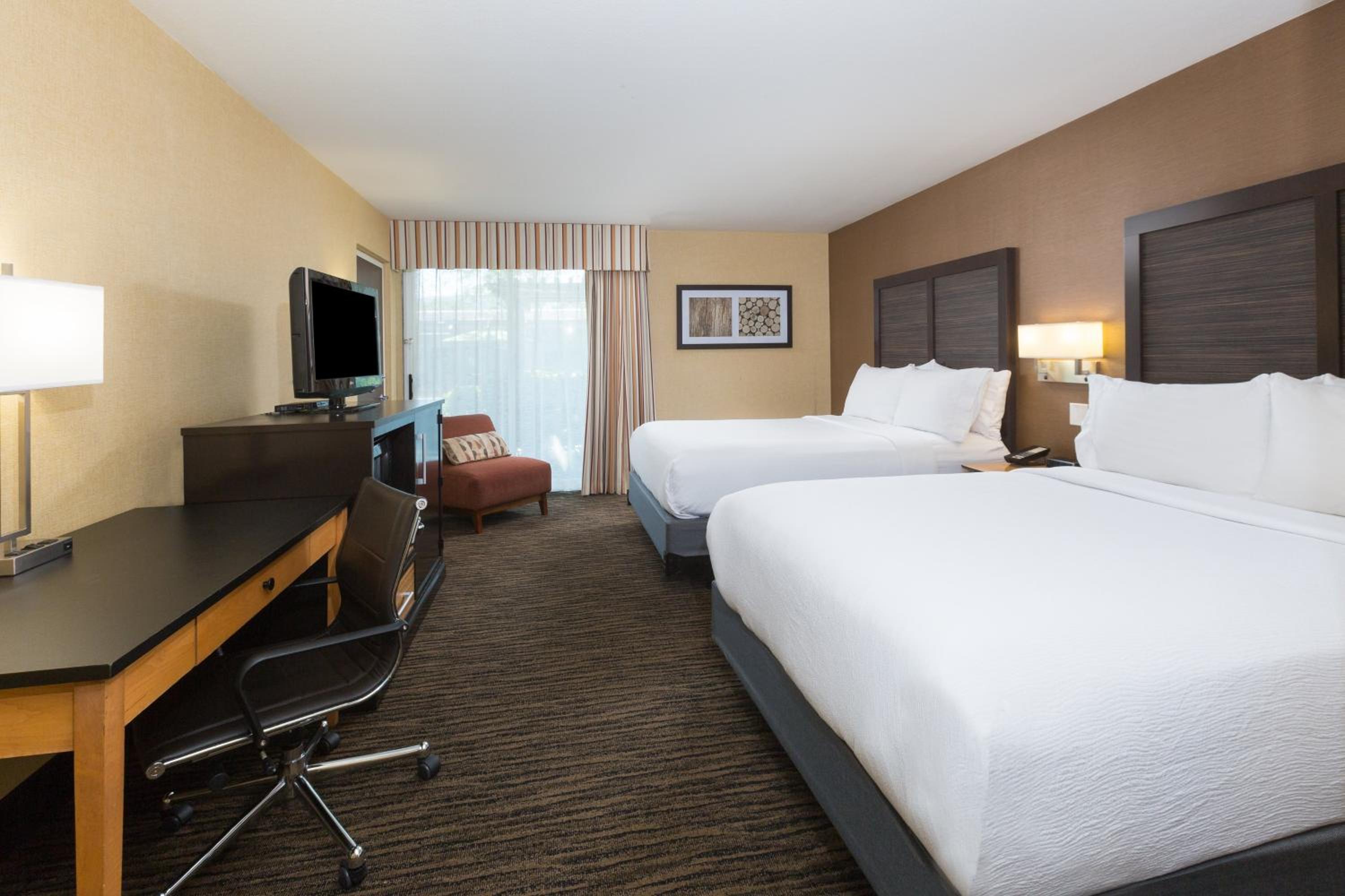 Standard Queen Room with Two Queen Beds (Non Smoking) - Photo 1
