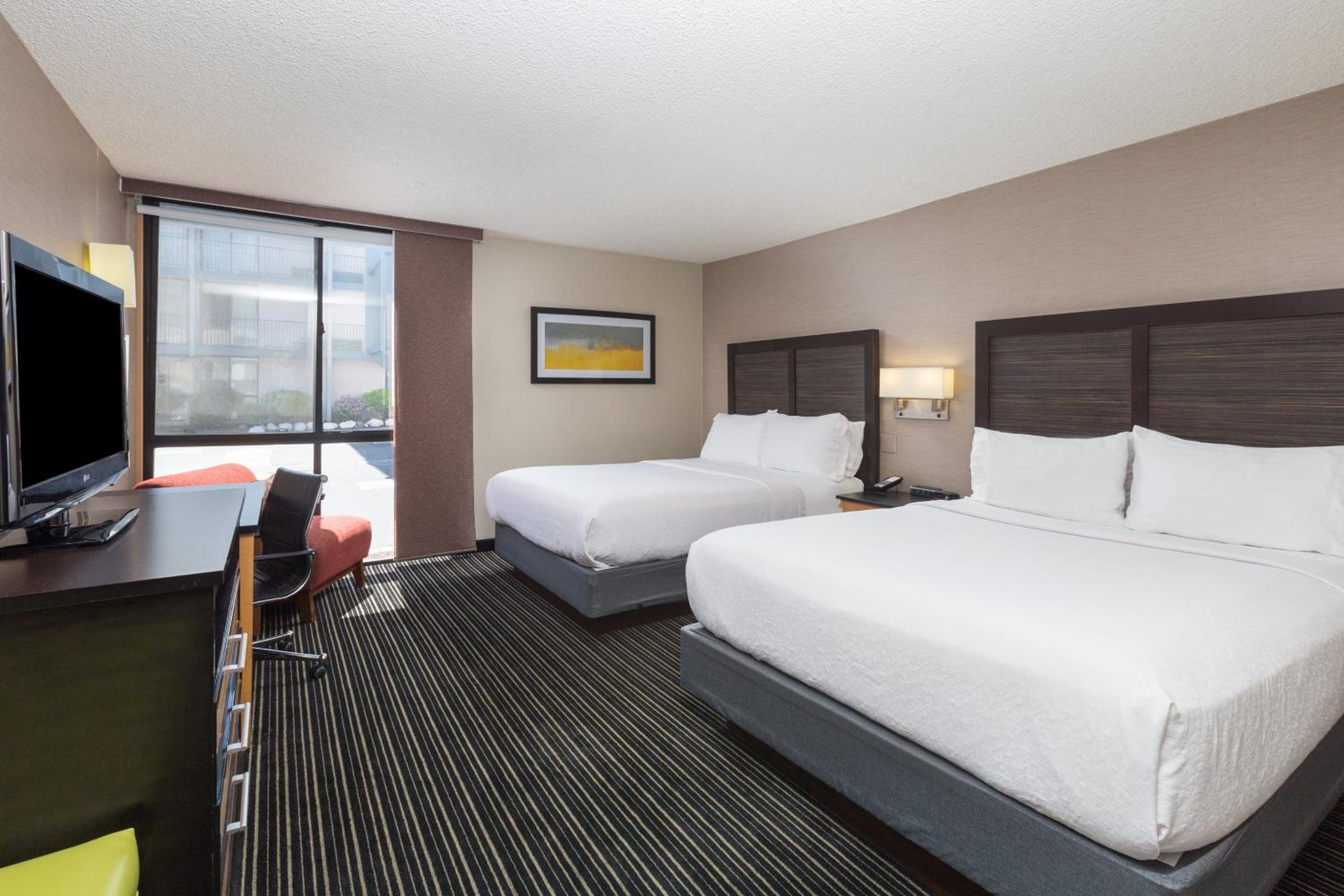 Standard Queen Room with Two Queen Beds and Accessible Tub photo 1