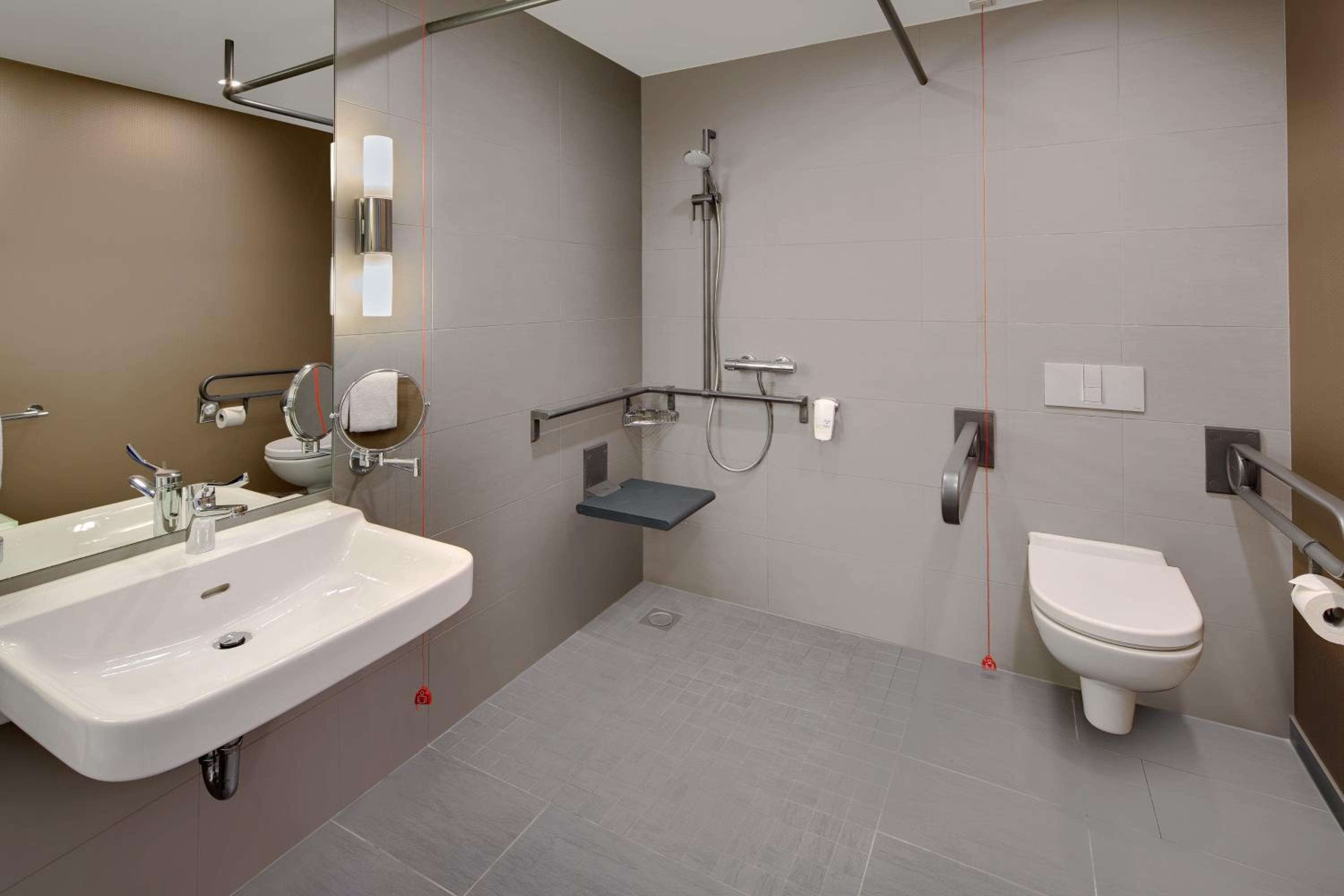 Queen Room - Accessible thumbnail 5