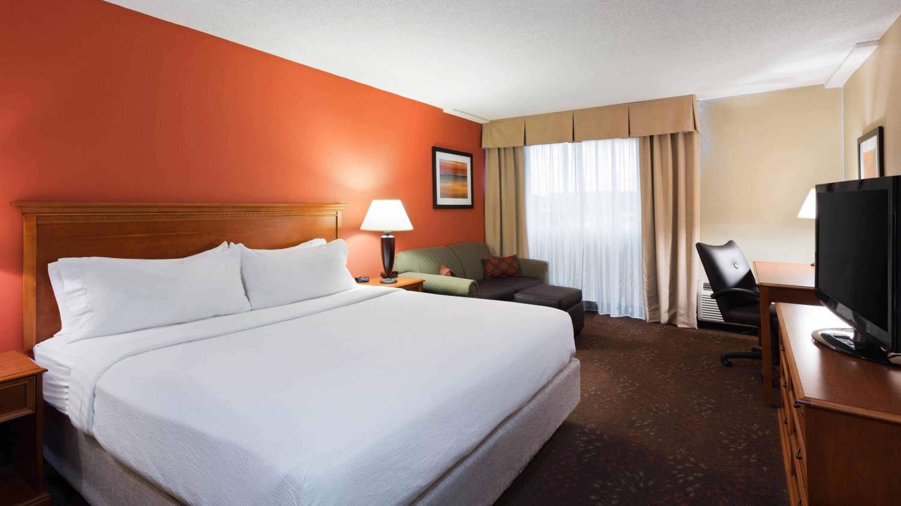 Standard King Room with Sofa Bed - Photo 3