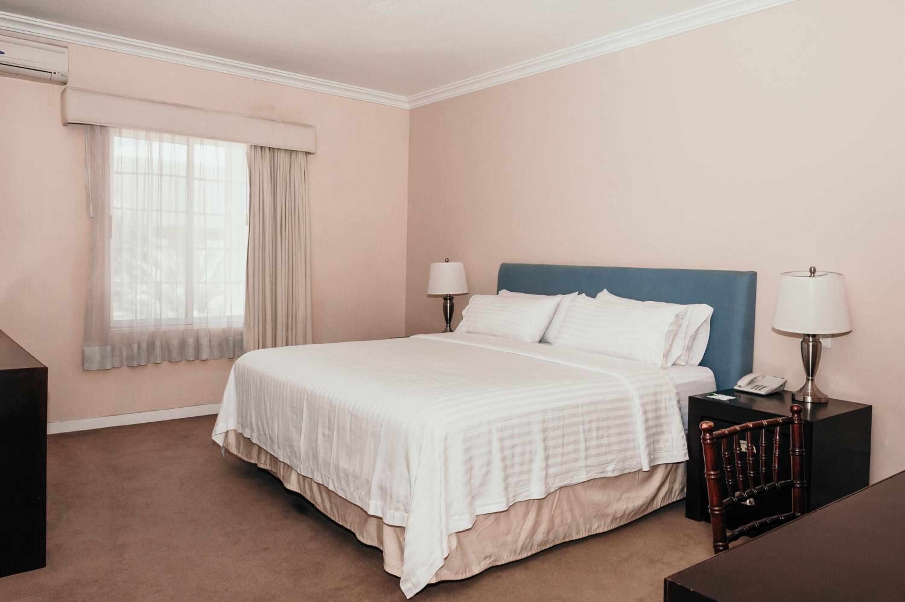 Two-Bedroom Suite with One Queen and Two Double Beds - Non-Smoking - Photo 5