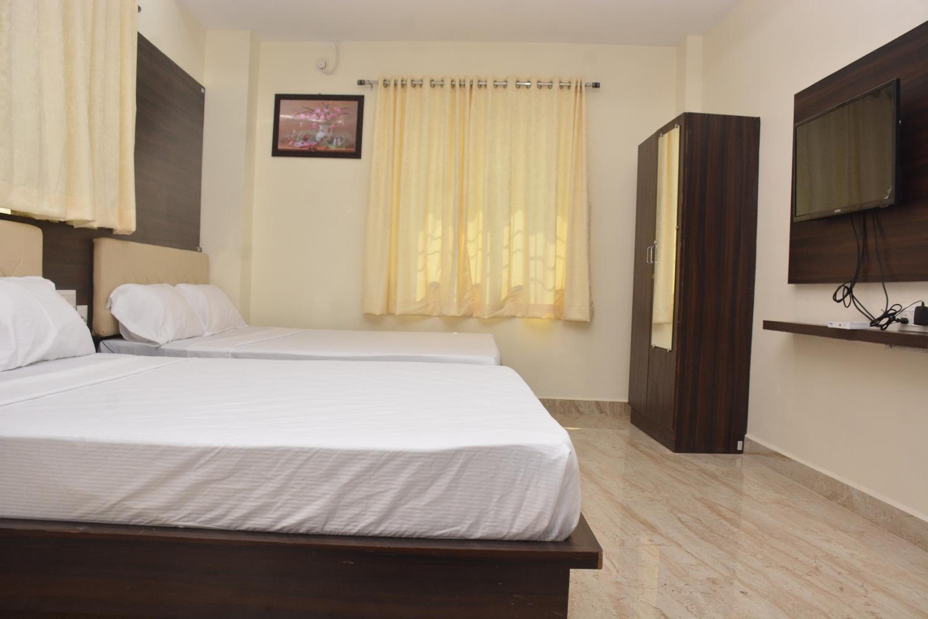 Deluxe Queen Room - Photo 6