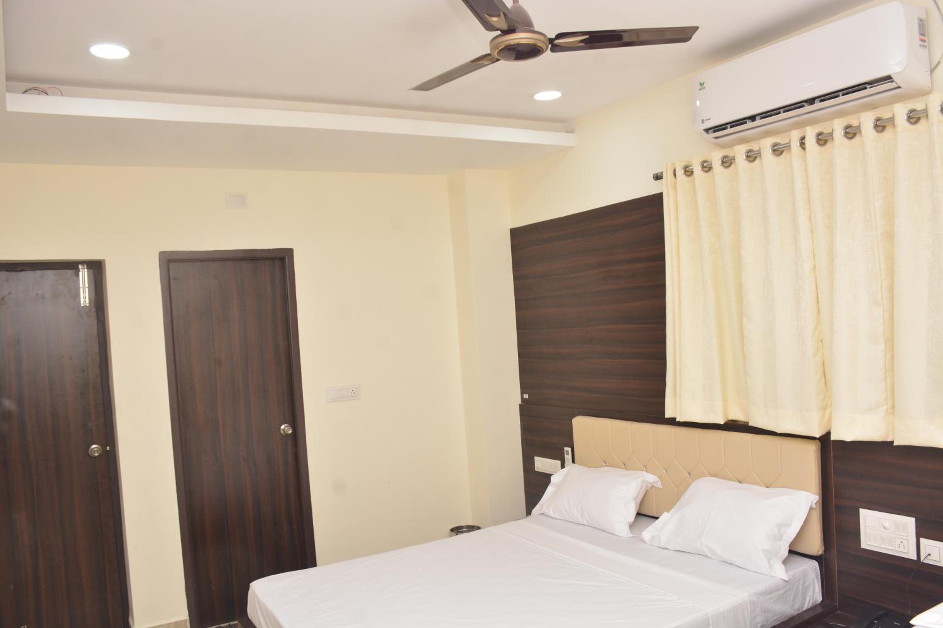 Deluxe Queen Room - Photo 4