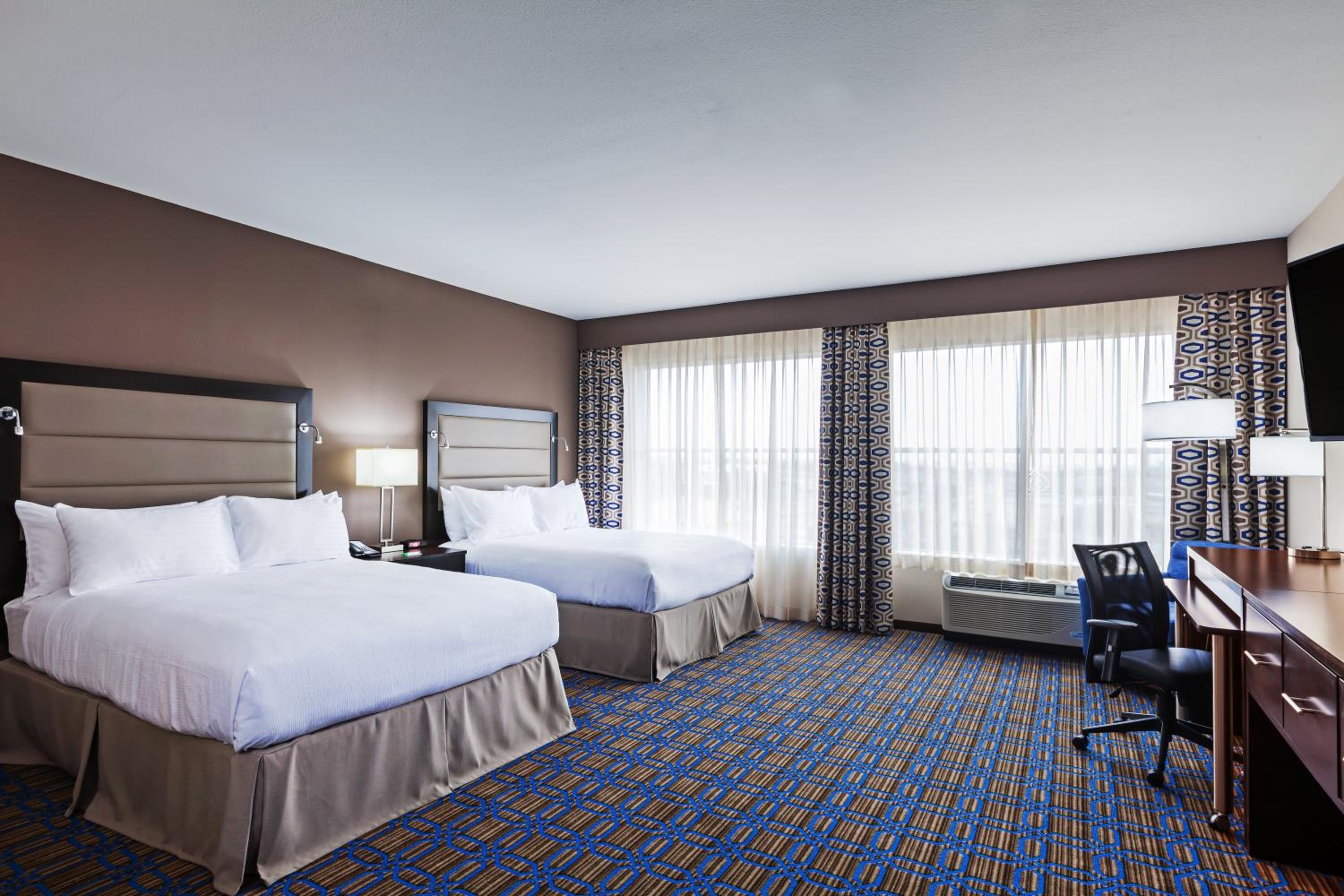 Quadruple Room with Two Queen Beds - Non Smoking photo 1