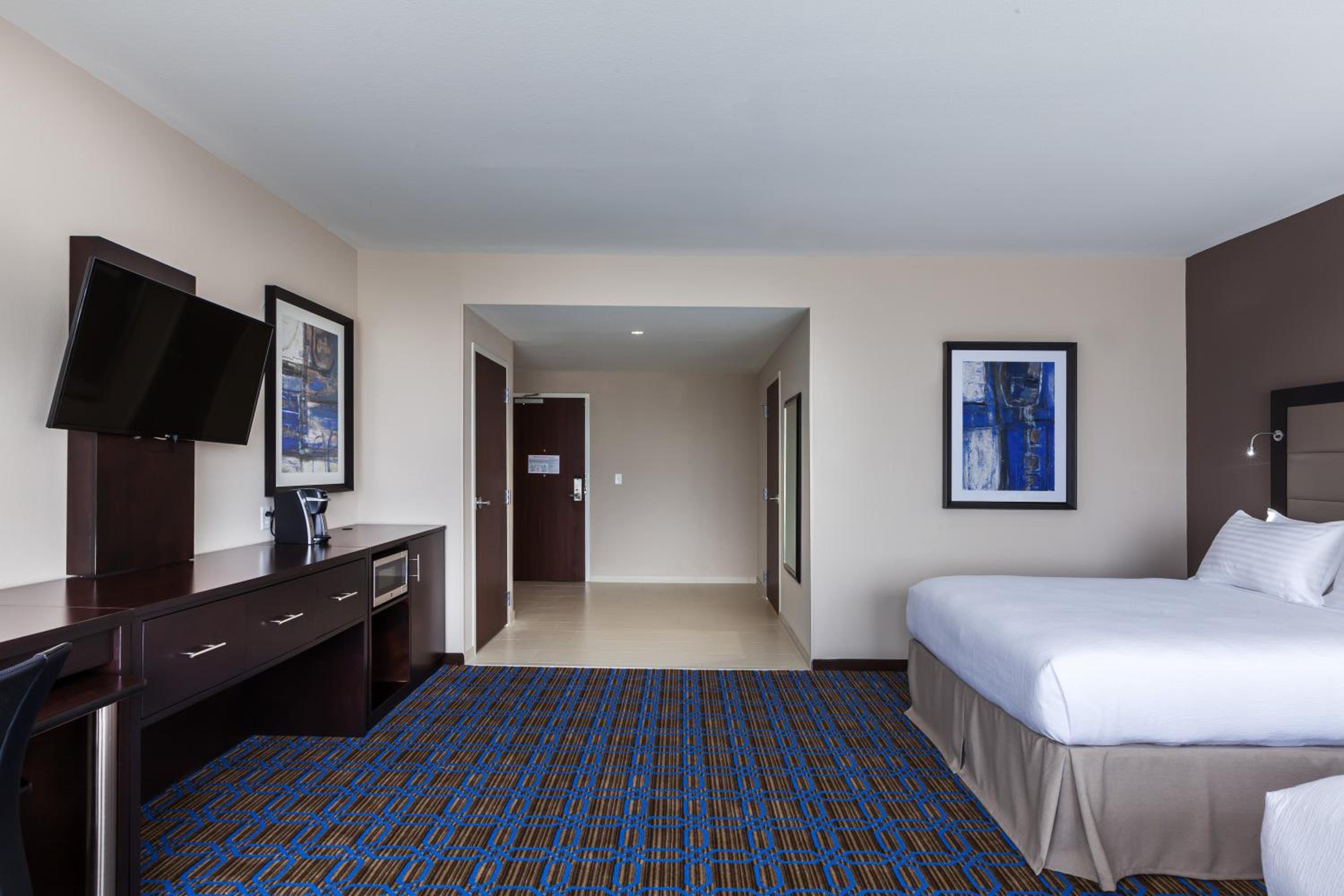 Queen Room with Two Tween Beds - Non Smoking photo 2