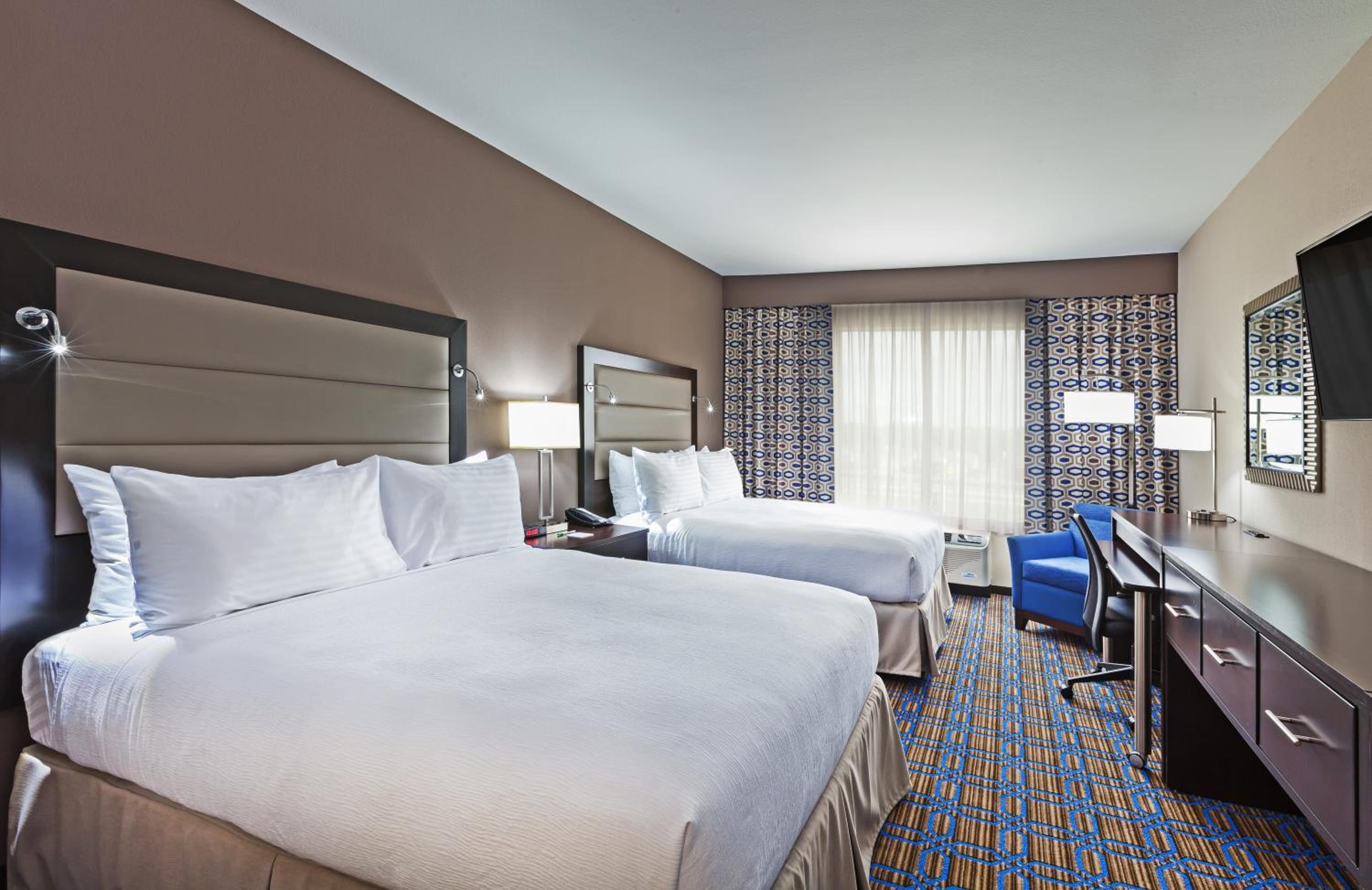 Quadruple Room with Two Queen Beds - Non Smoking photo 2