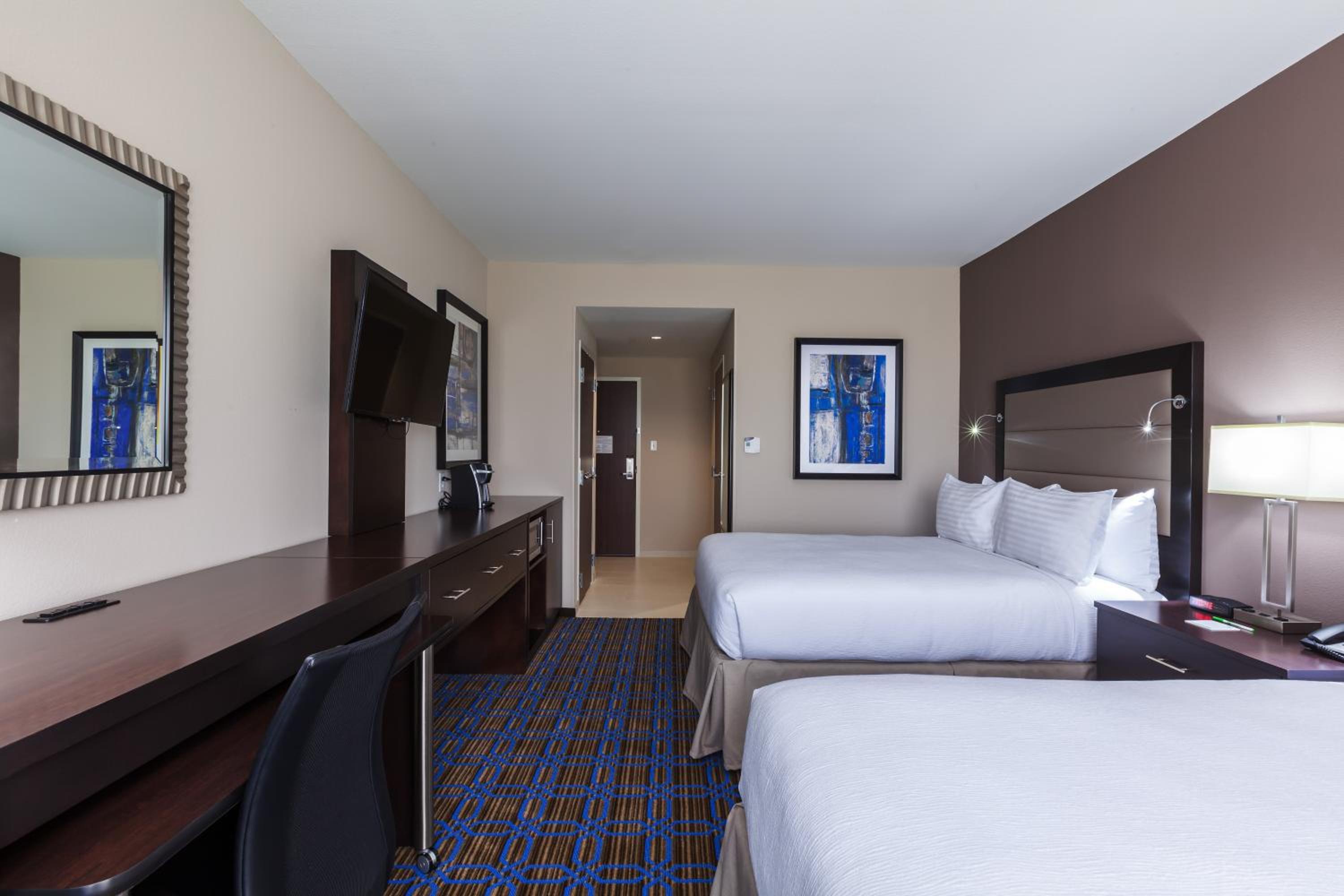 Quadruple Room with Two Queen Beds - Non Smoking photo 3
