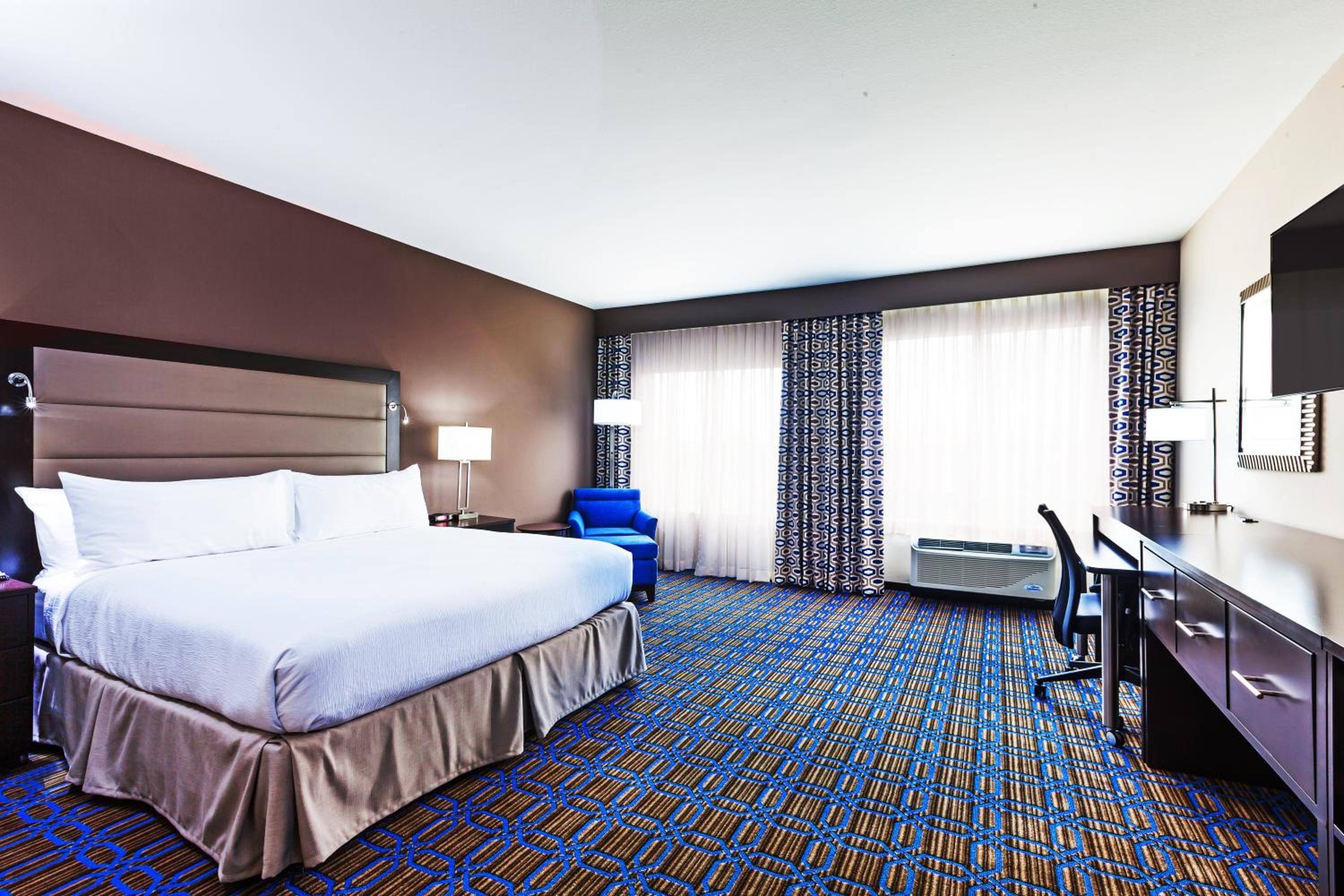 1 King Bed - Non Smoking photo 2