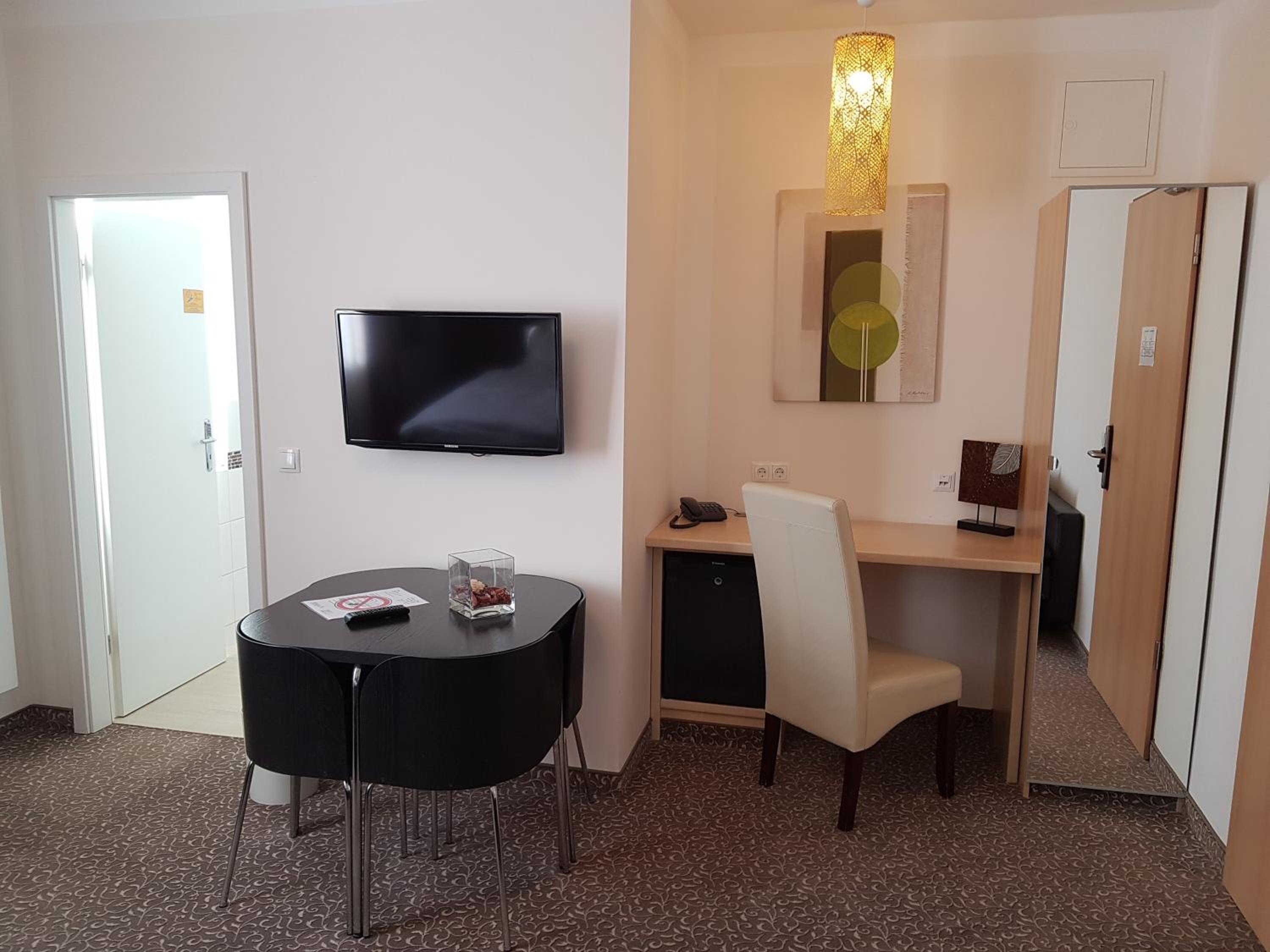 Double Room - Photo 8