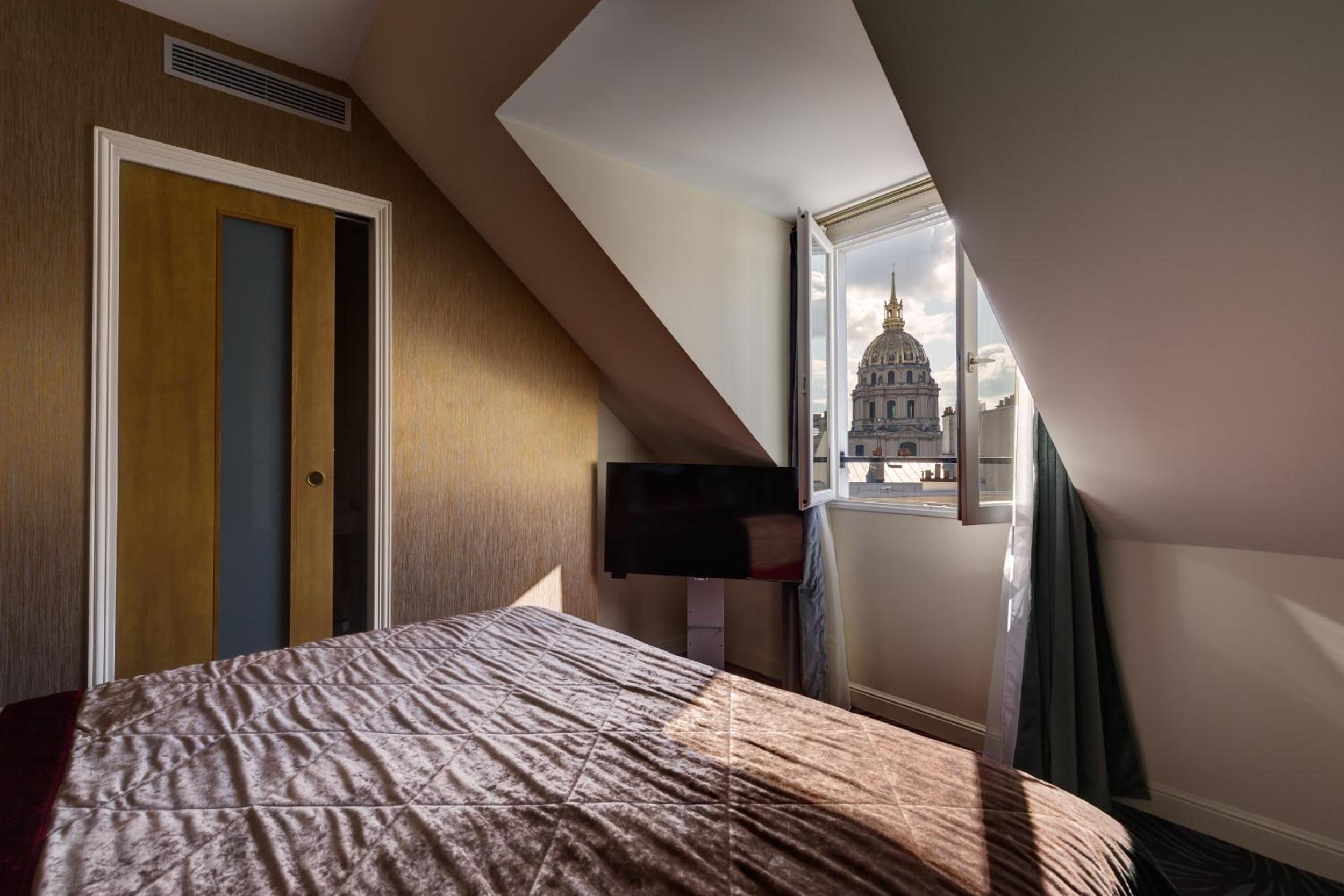 Romantic Invalides view photo 1