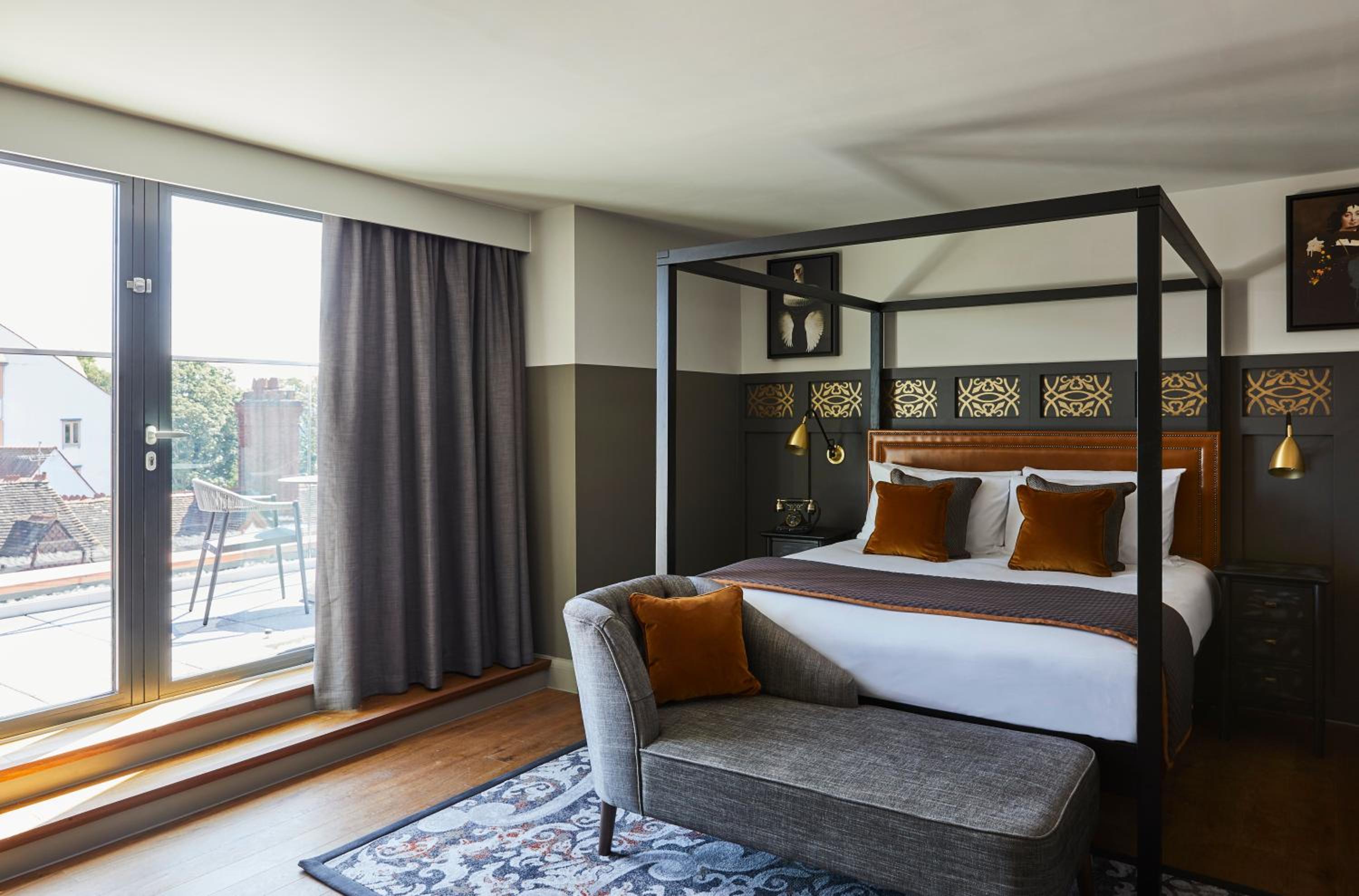 Deluxe Premium King Room with Balcony - Photo 4