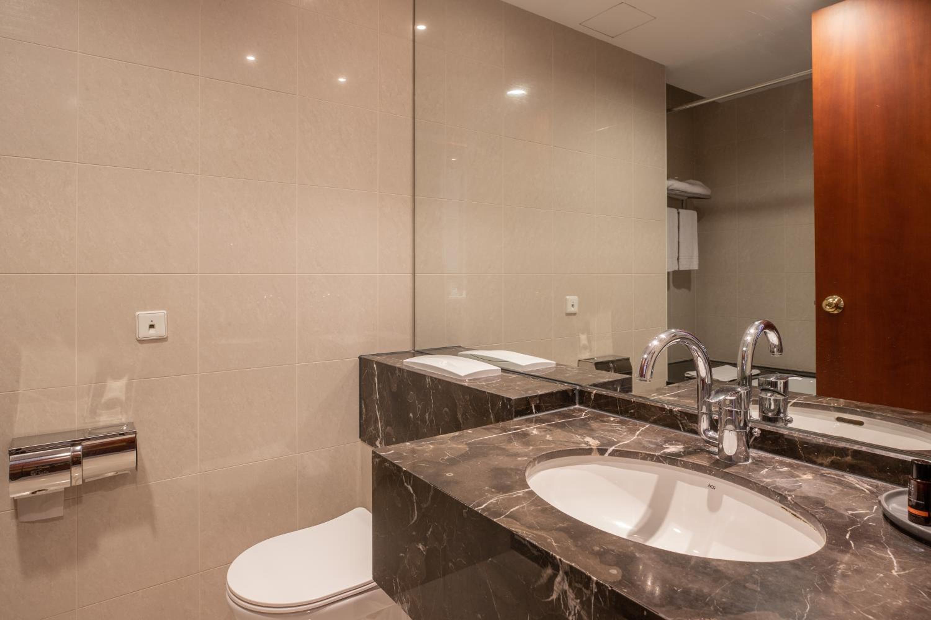 Deluxe Double Room - Photo 11