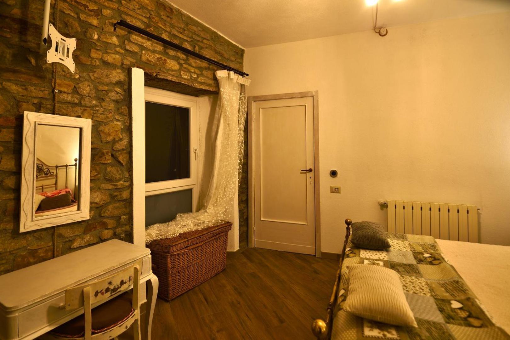 Large Double Room - Photo 6