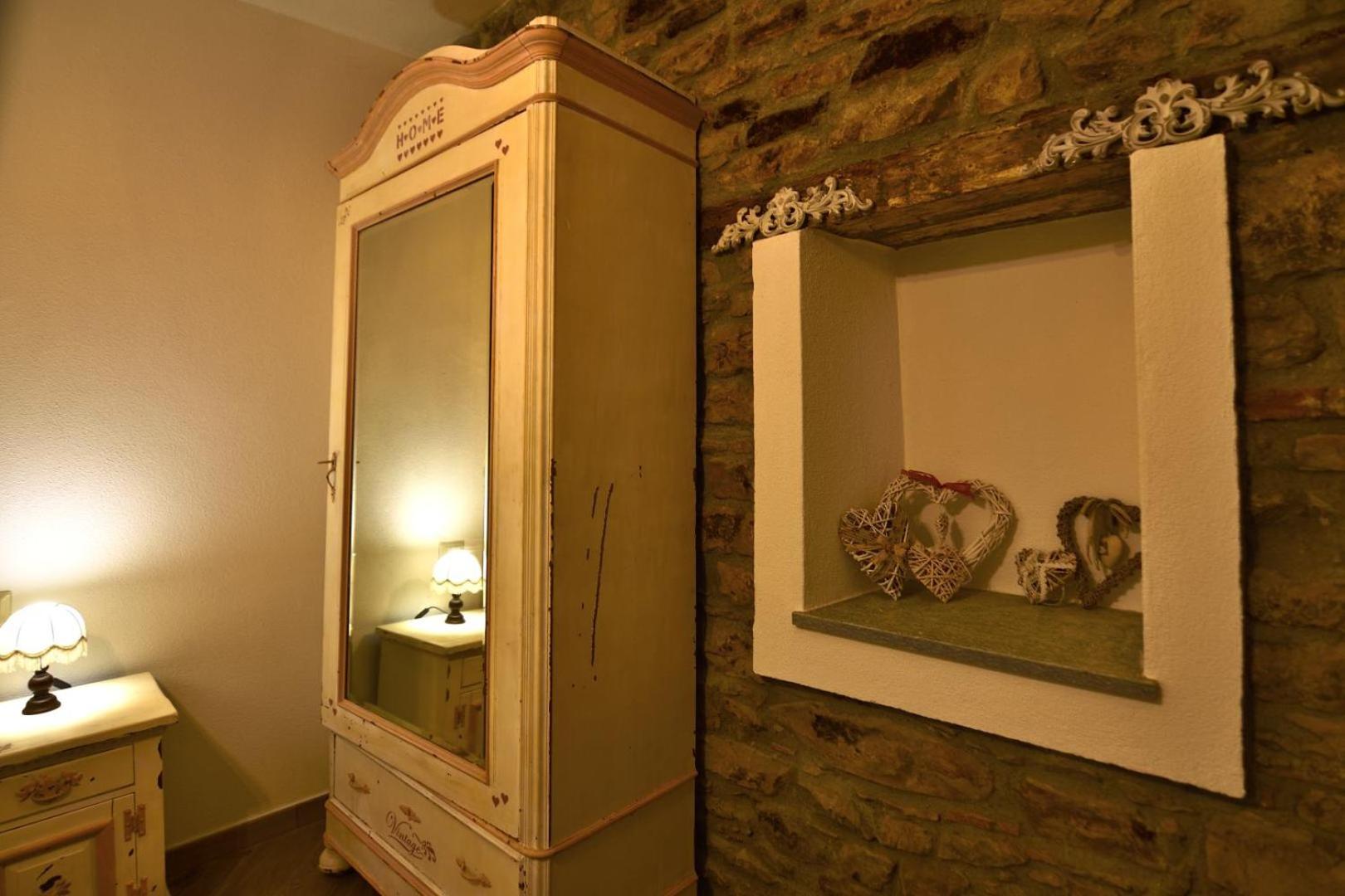 Large Double Room - Photo 8