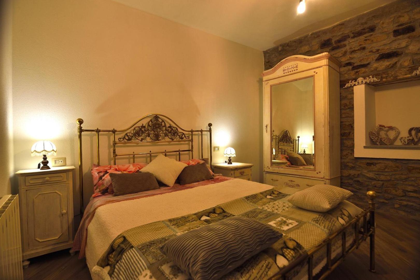 Large Double Room - Photo 19