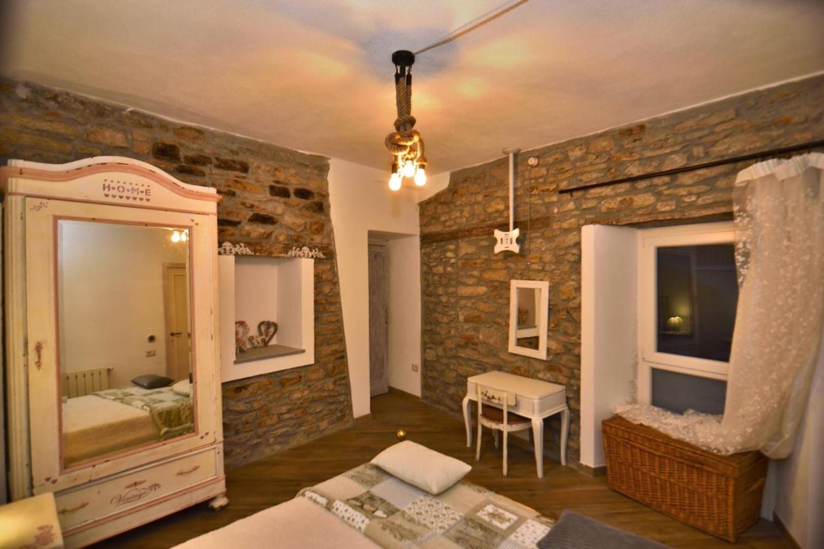 Large Double Room - Photo 14