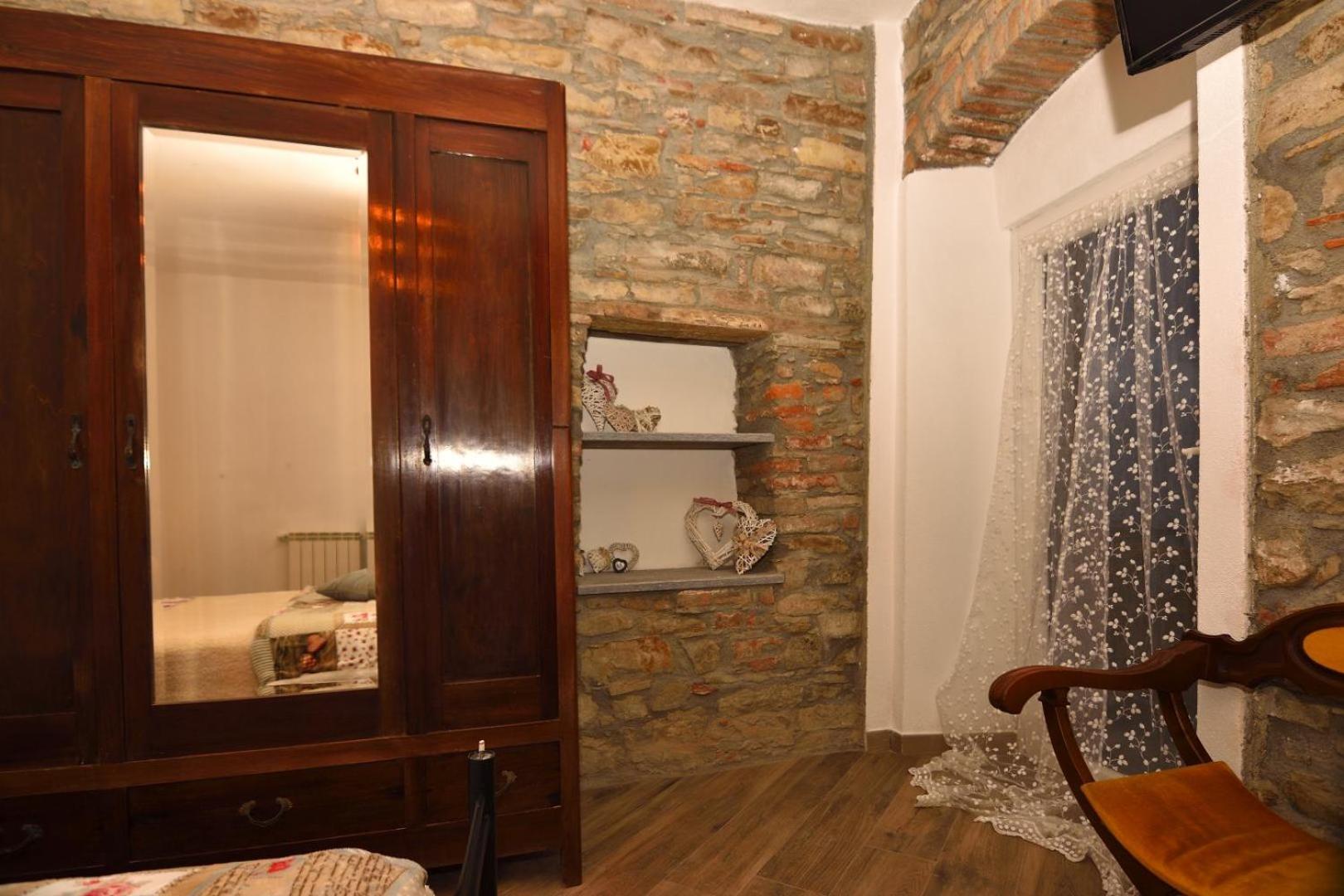 Deluxe Double Room with Balcony - Photo 18