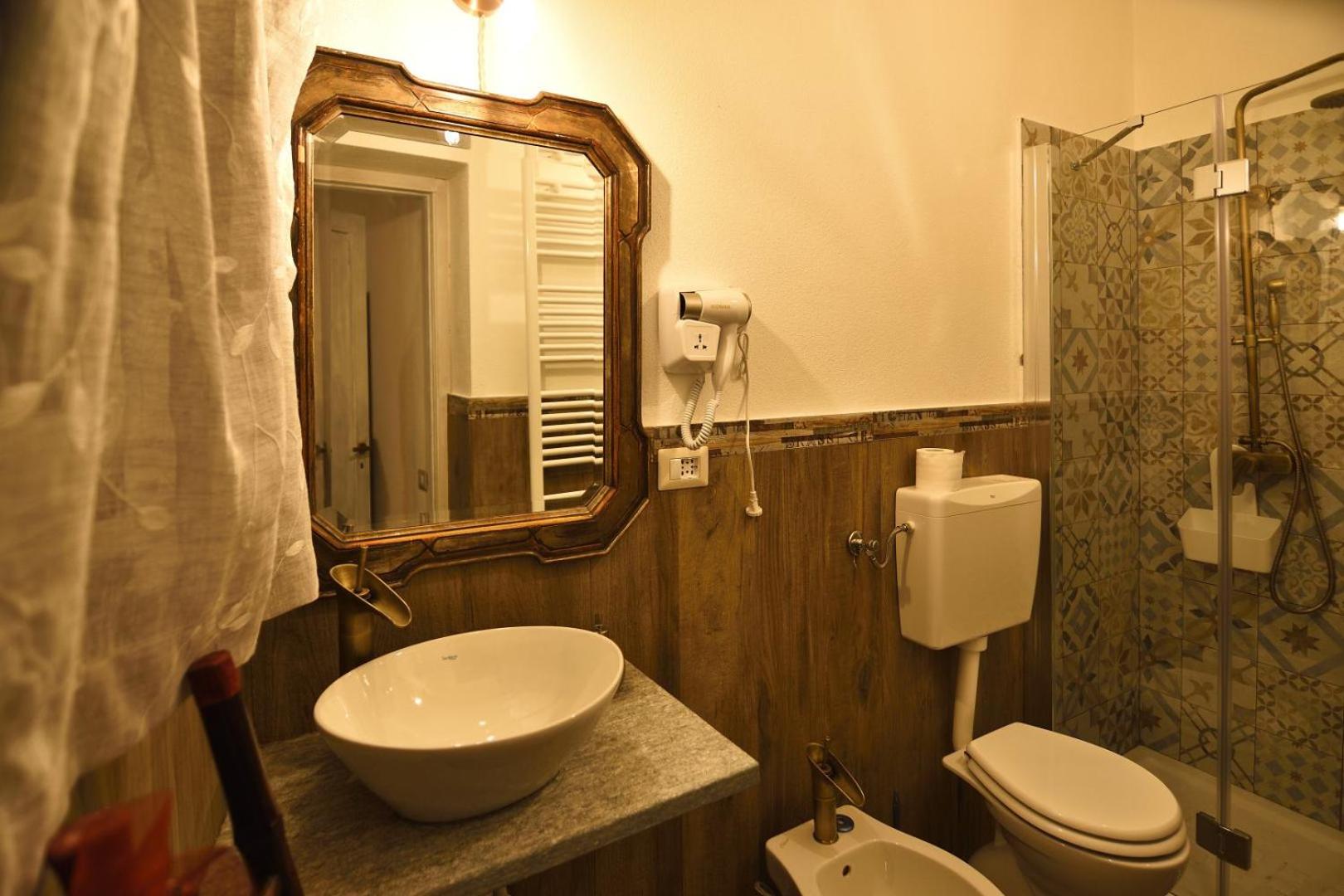 Deluxe Double Room with Balcony - Photo 13