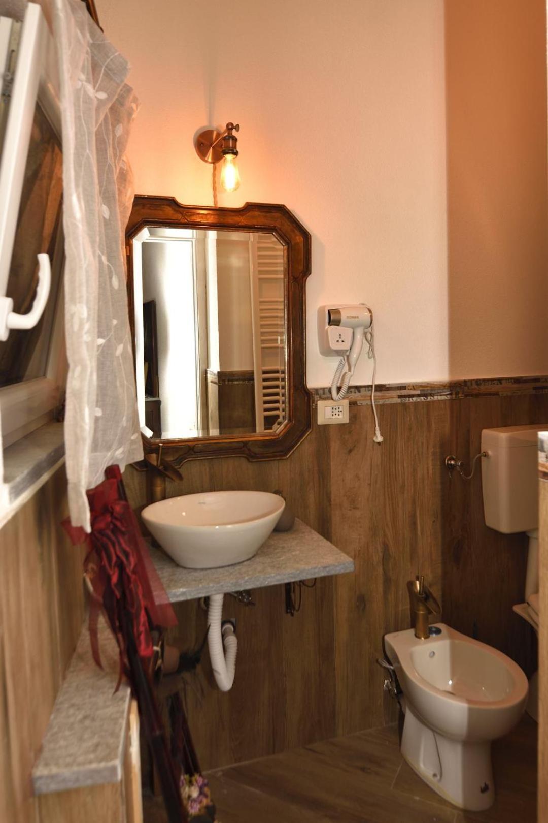 Deluxe Double Room with Balcony - Photo 14