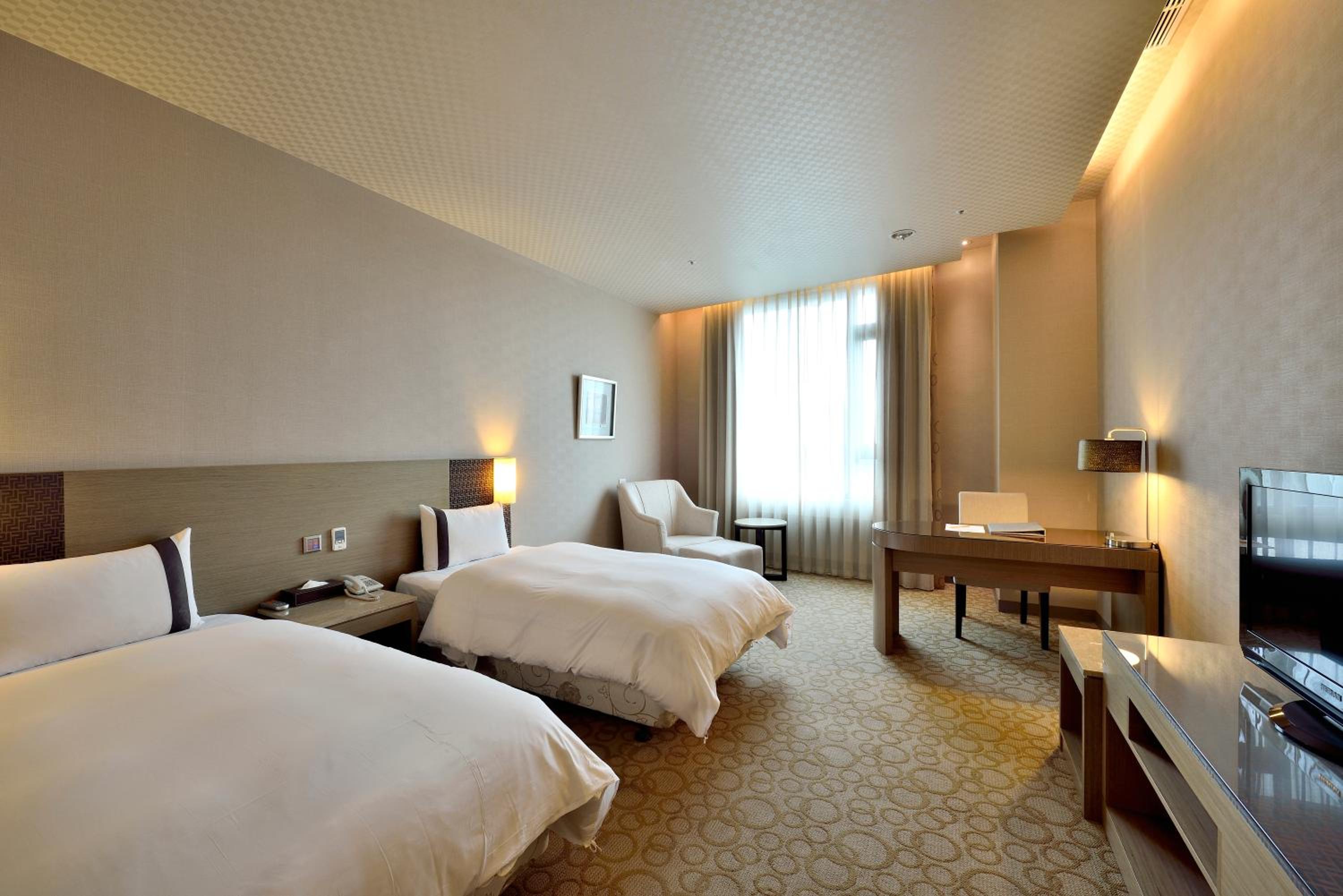 Standard Twin Room with Bathtub photo 3