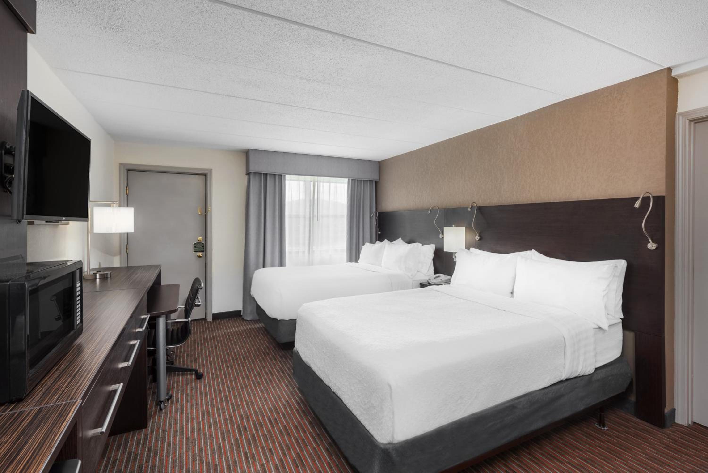 Family Room with One Queen Bed and Two Full Beds - Non-Smoking - Photo 1