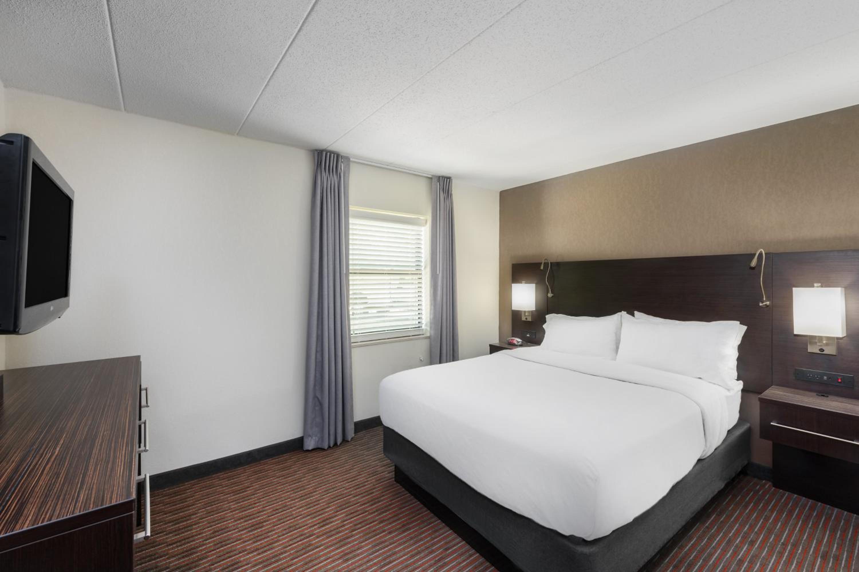 Family Room with One Queen Bed and Two Full Beds - Non-Smoking - Photo 2