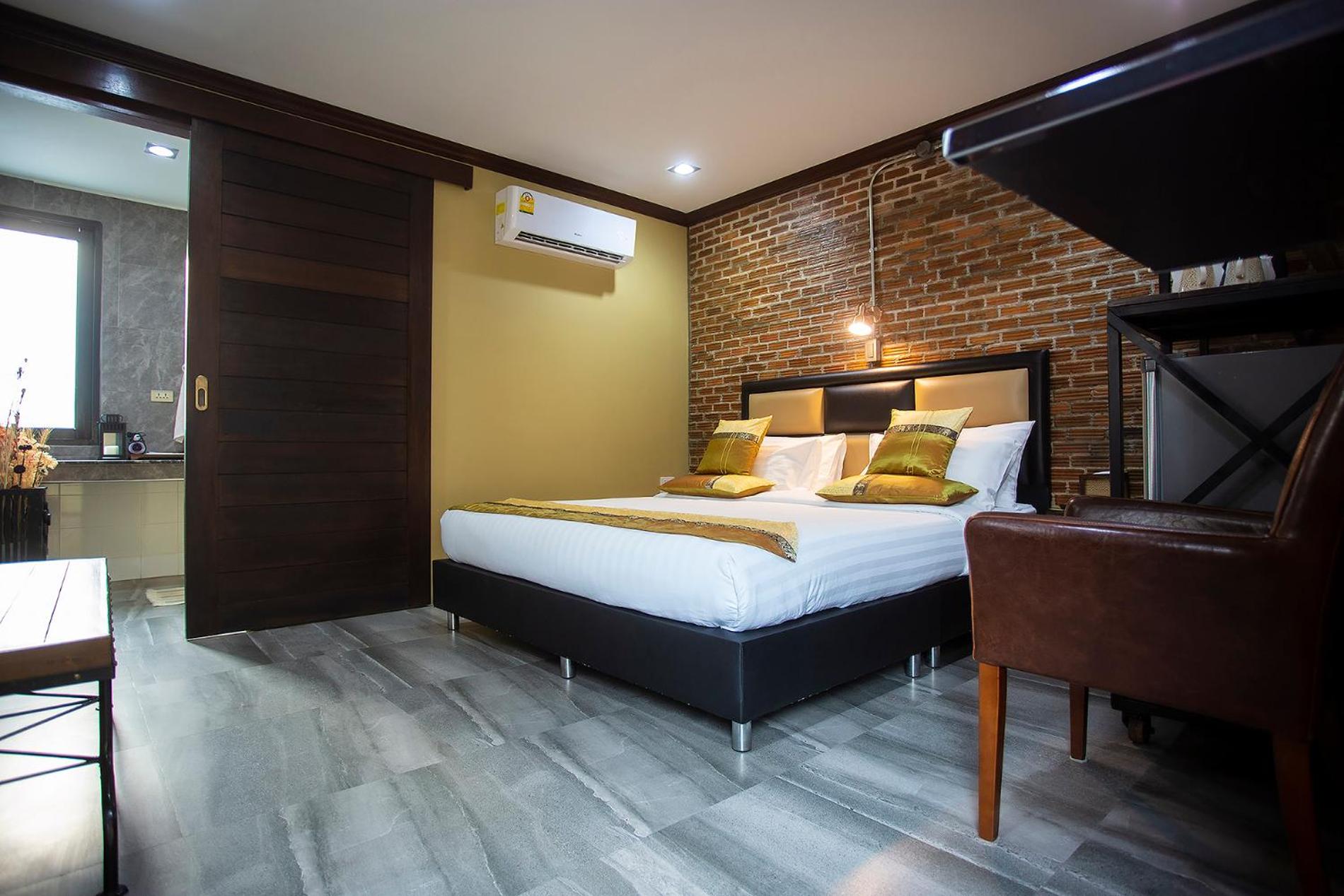 Deluxe King Room - Photo 3