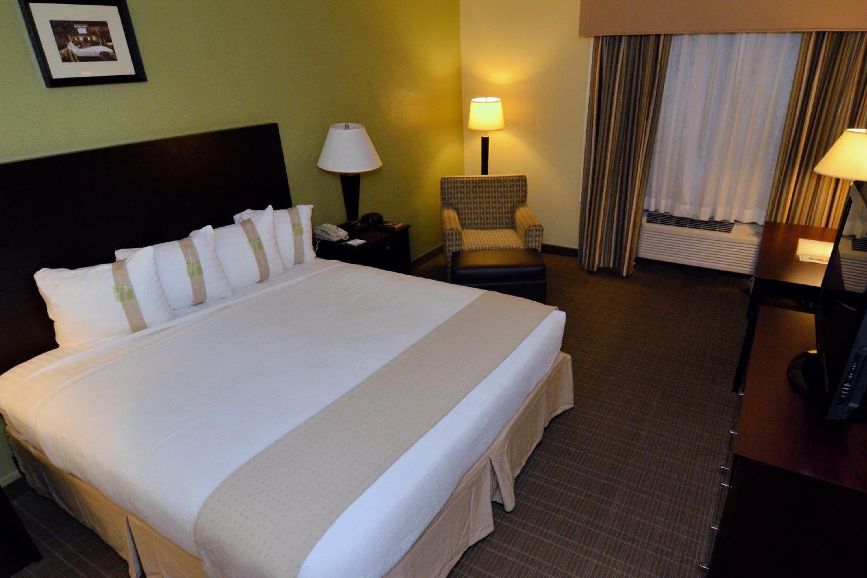Standard King Room - Photo 2