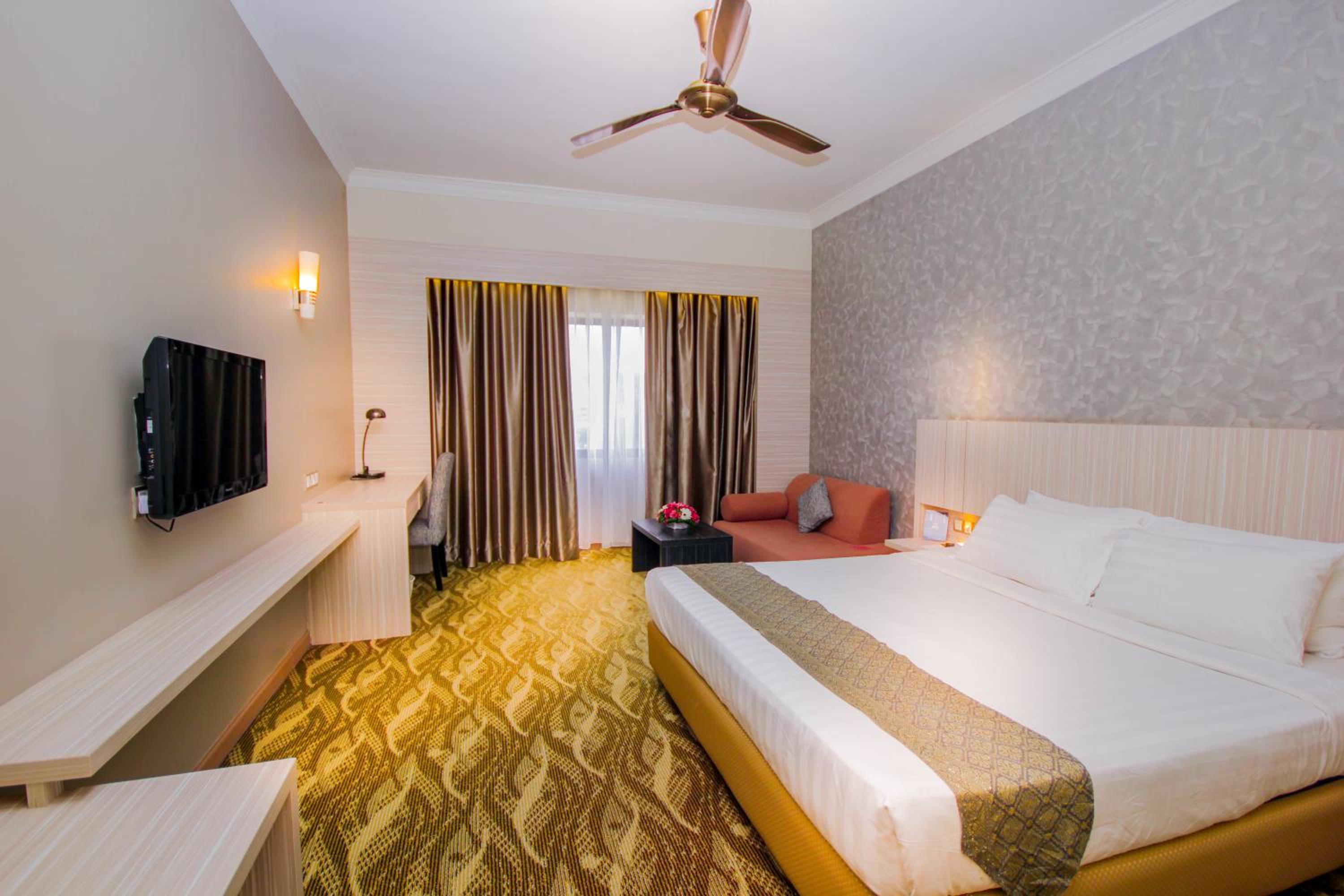 Deluxe King Room - Photo 1