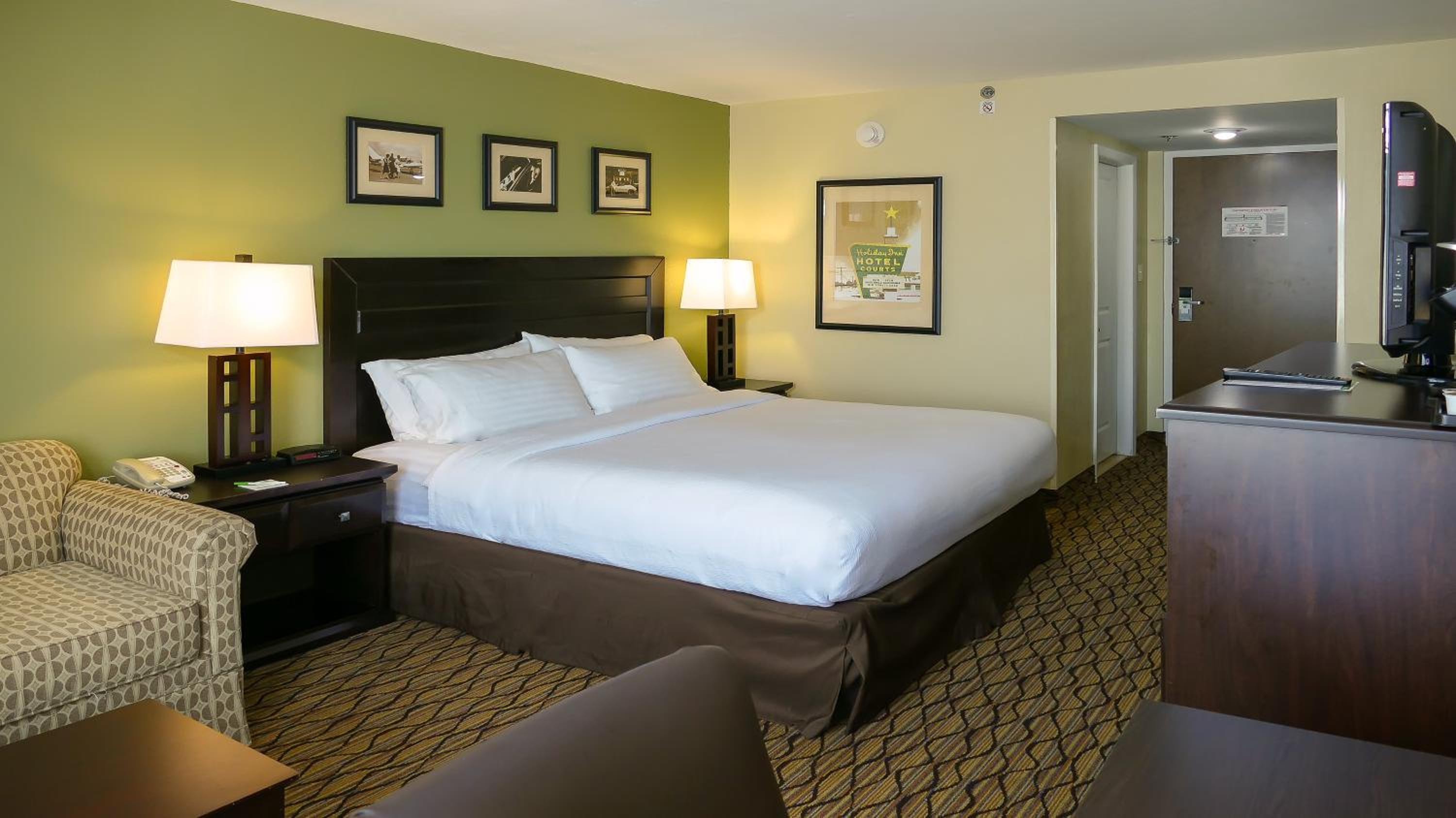 Standard King Room photo 3